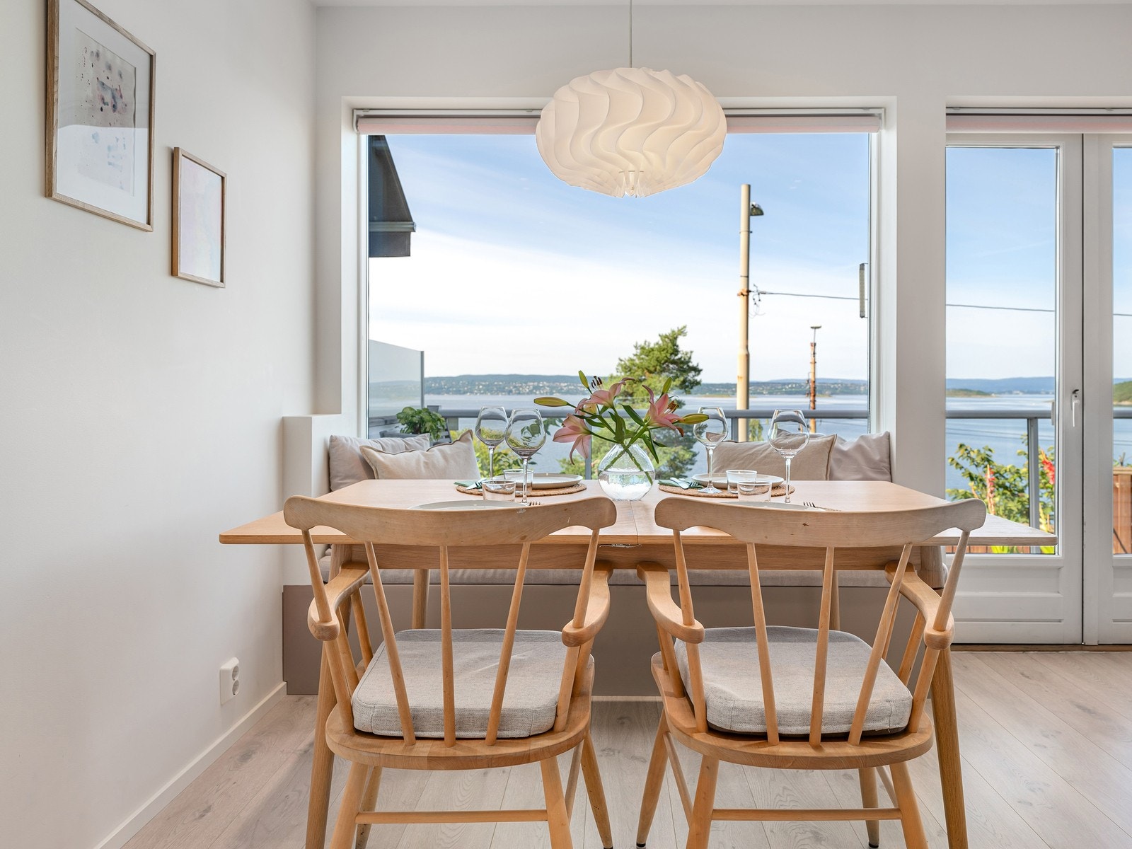 Her kan du samle familie og venner til hyggelige måltider, mens man nyter utsikten over fjorden Galleribilde