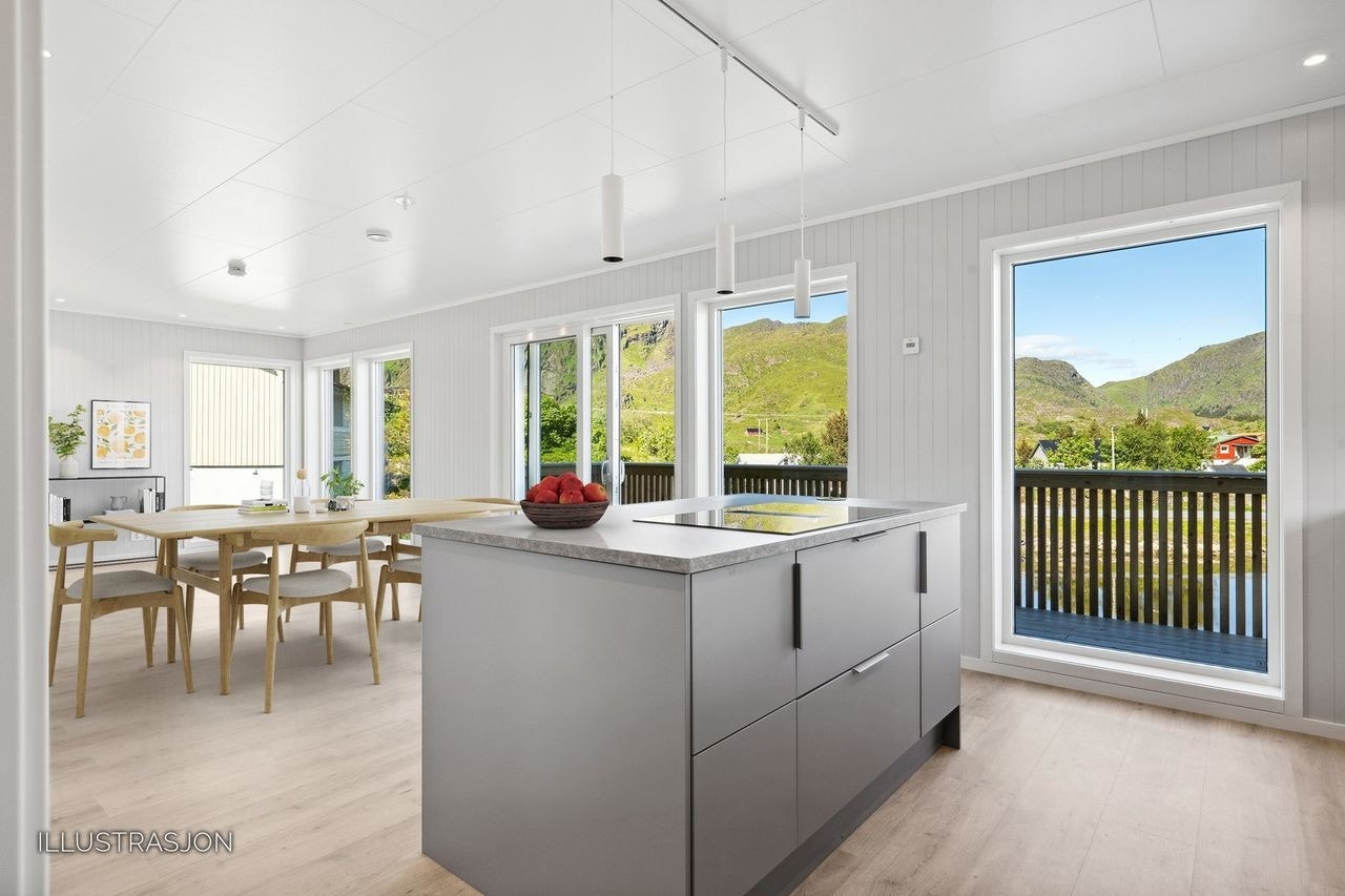 Det er mye downlights i tak og i vindusforinger. Fint og praktisk med kjøkkenøy. Illustrerte møbler. Galleribilde