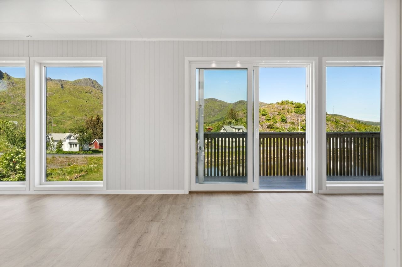 Fra entréen kommer vi inn i stuen, her er det satt inn store vindu for å utnytte utsikten og forlenger rommet. Galleribilde