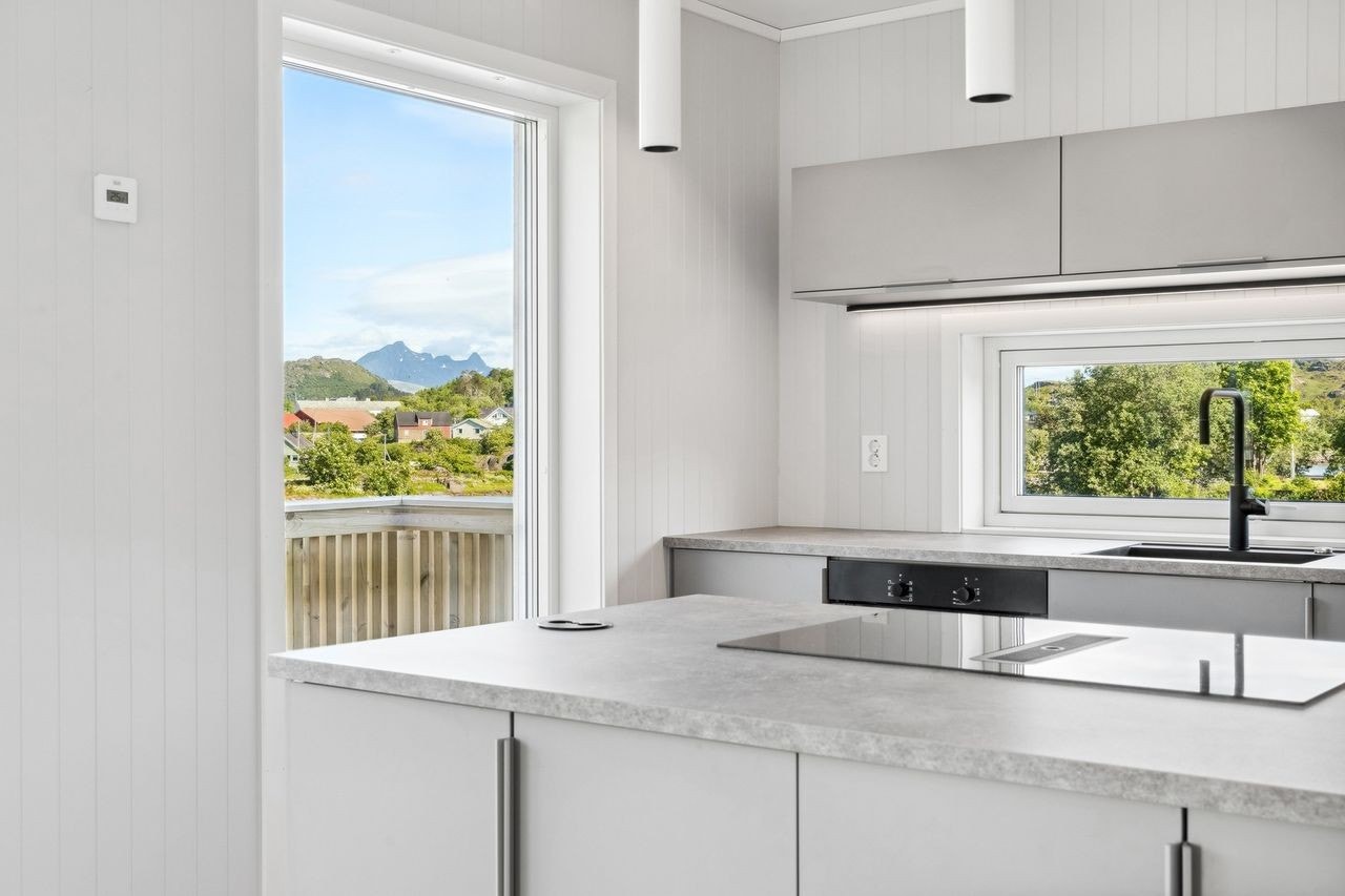 God skap- og benkeplass med moderne løsninger. Gode lysforhold fra spotter, lamper og vinduene. Galleribilde