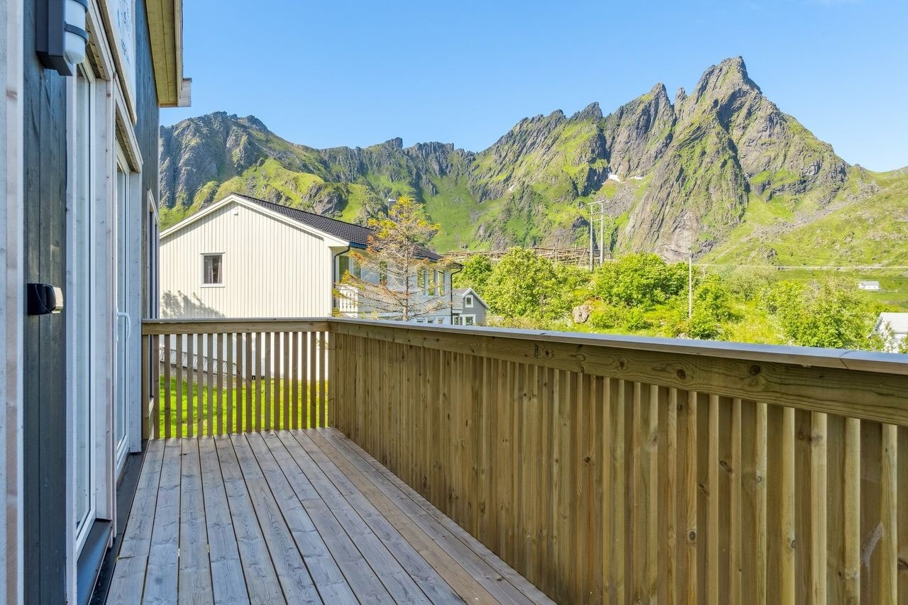 Fra balkongen oppe får du nydelig utsikt over både fjell og vann. Galleribilde