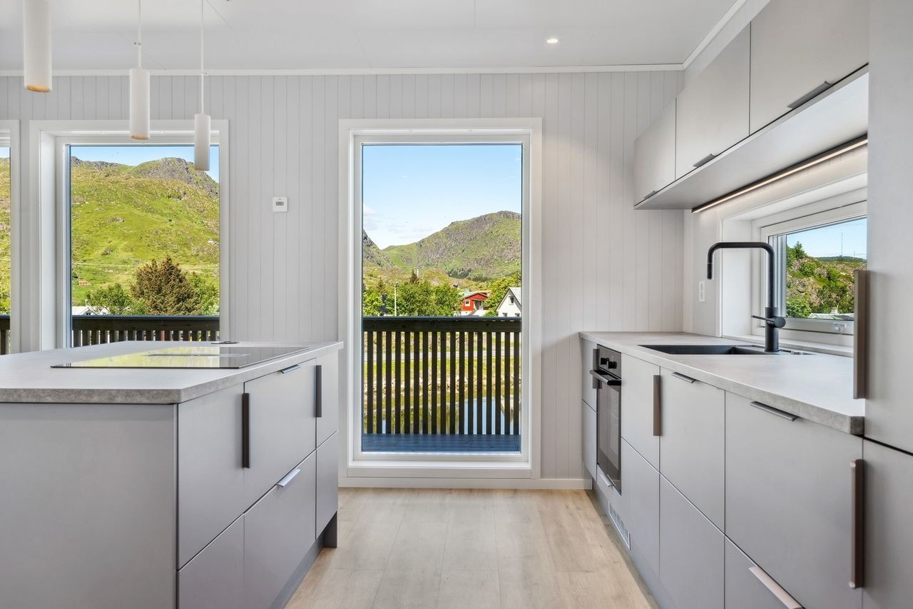 Moderne kjøkken med slette fronter og god lagringsplass i skuffer og skap. Galleribilde