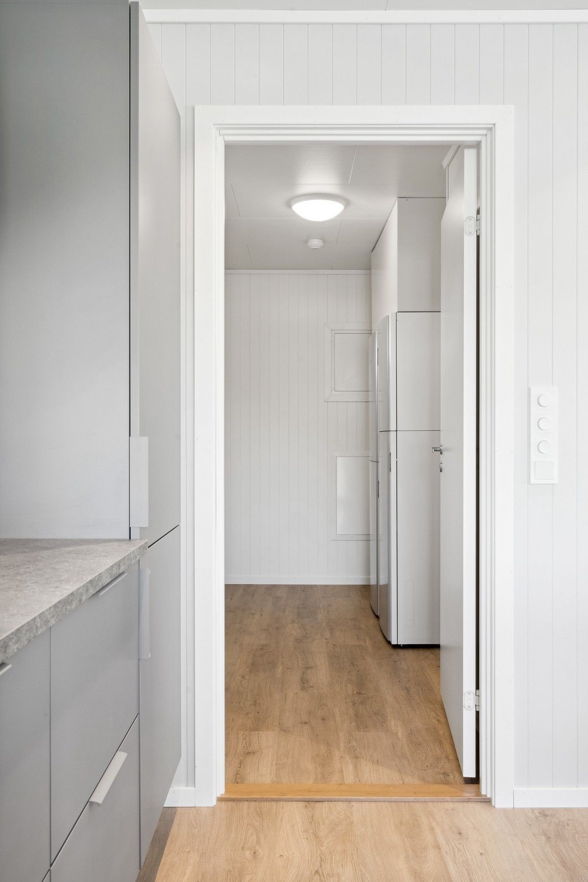 Innenfor kjøkkenet har du en praktisk bod/grovkjøkken. Galleribilde