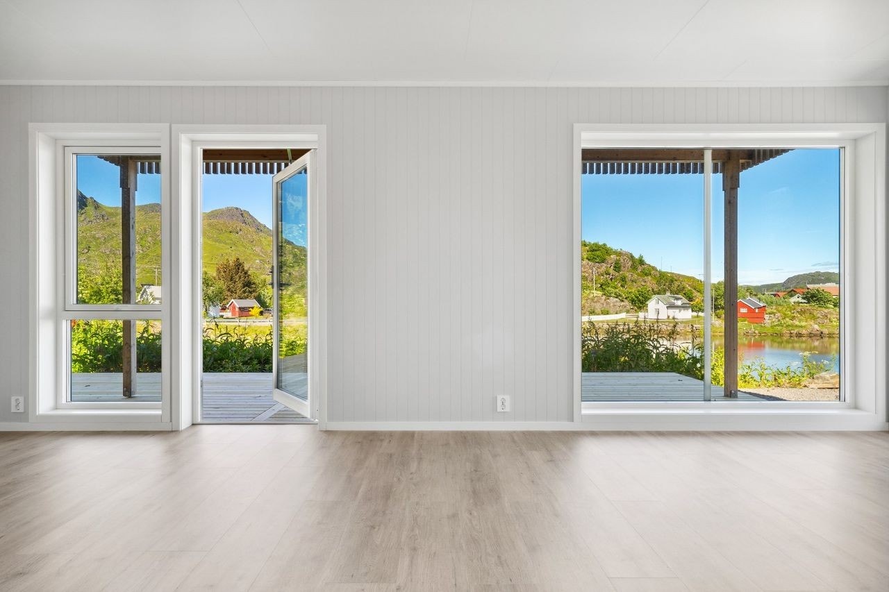 Åpen stue med store vindusflater som gir godt med lysinnslipp og en upåklagelig utsikt. Galleribilde
