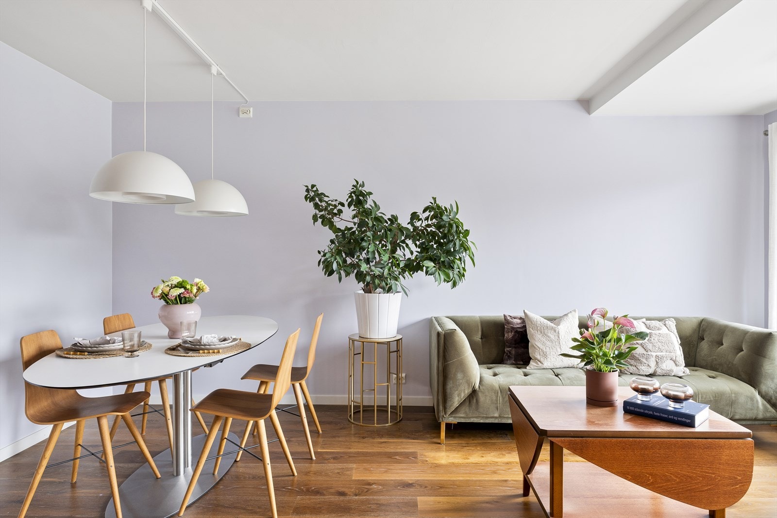 Stue med god plass til spisebord Galleribilde