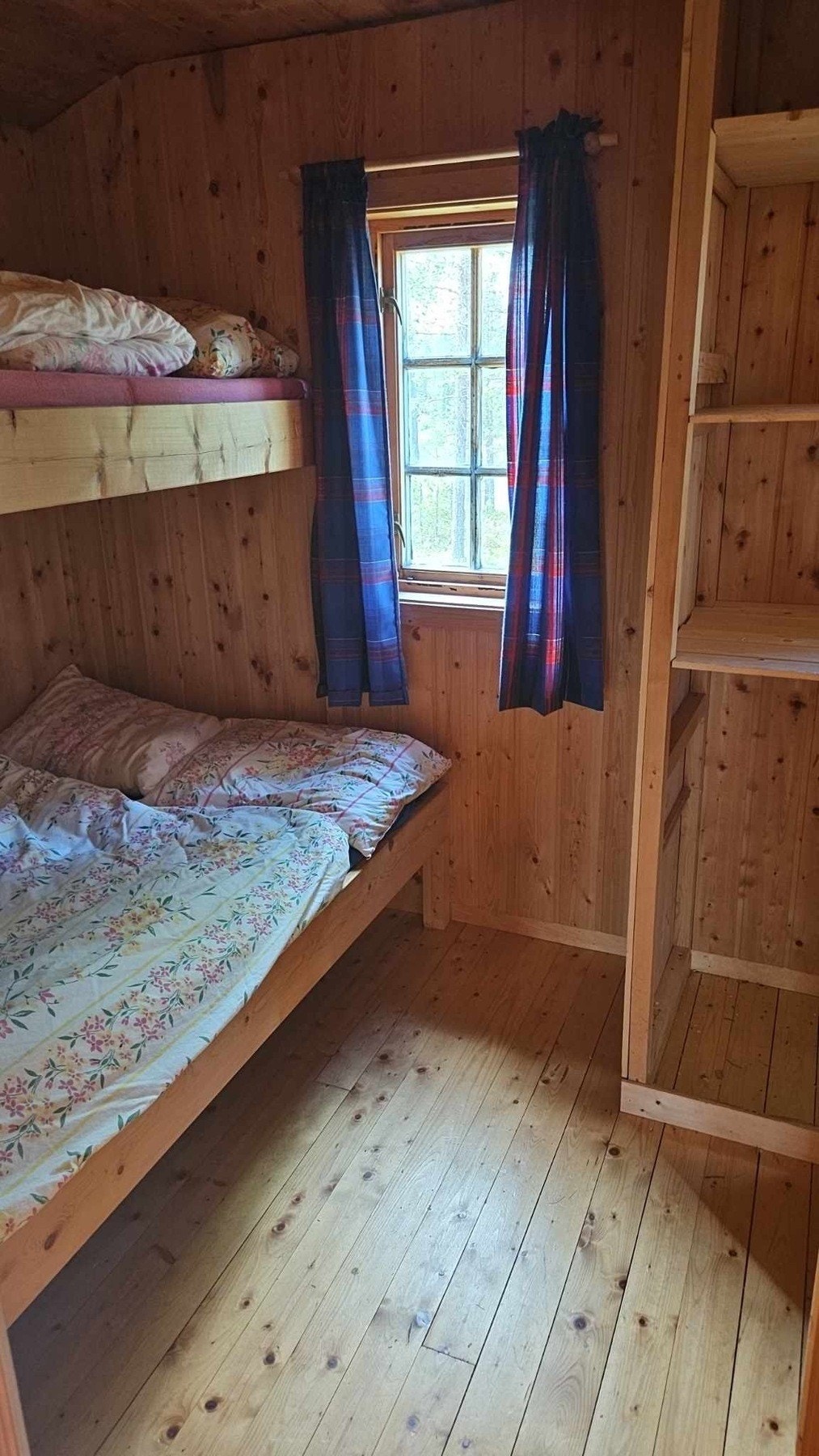 Hytta har 2 soverom i påbygd del fra 1997 Galleribilde