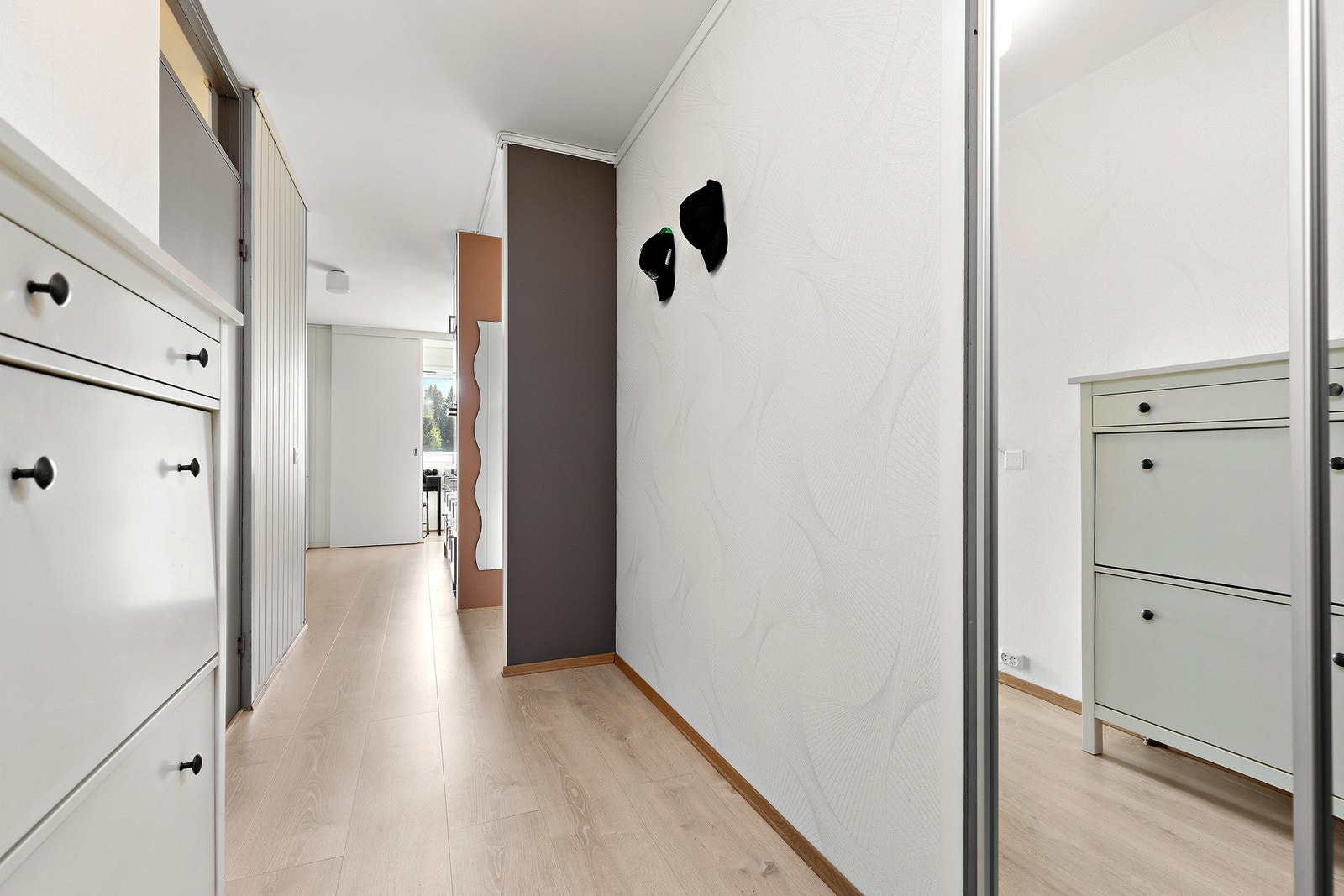 Entré med innfelt skyvedørsgarderobe med speilfronter. Galleribilde