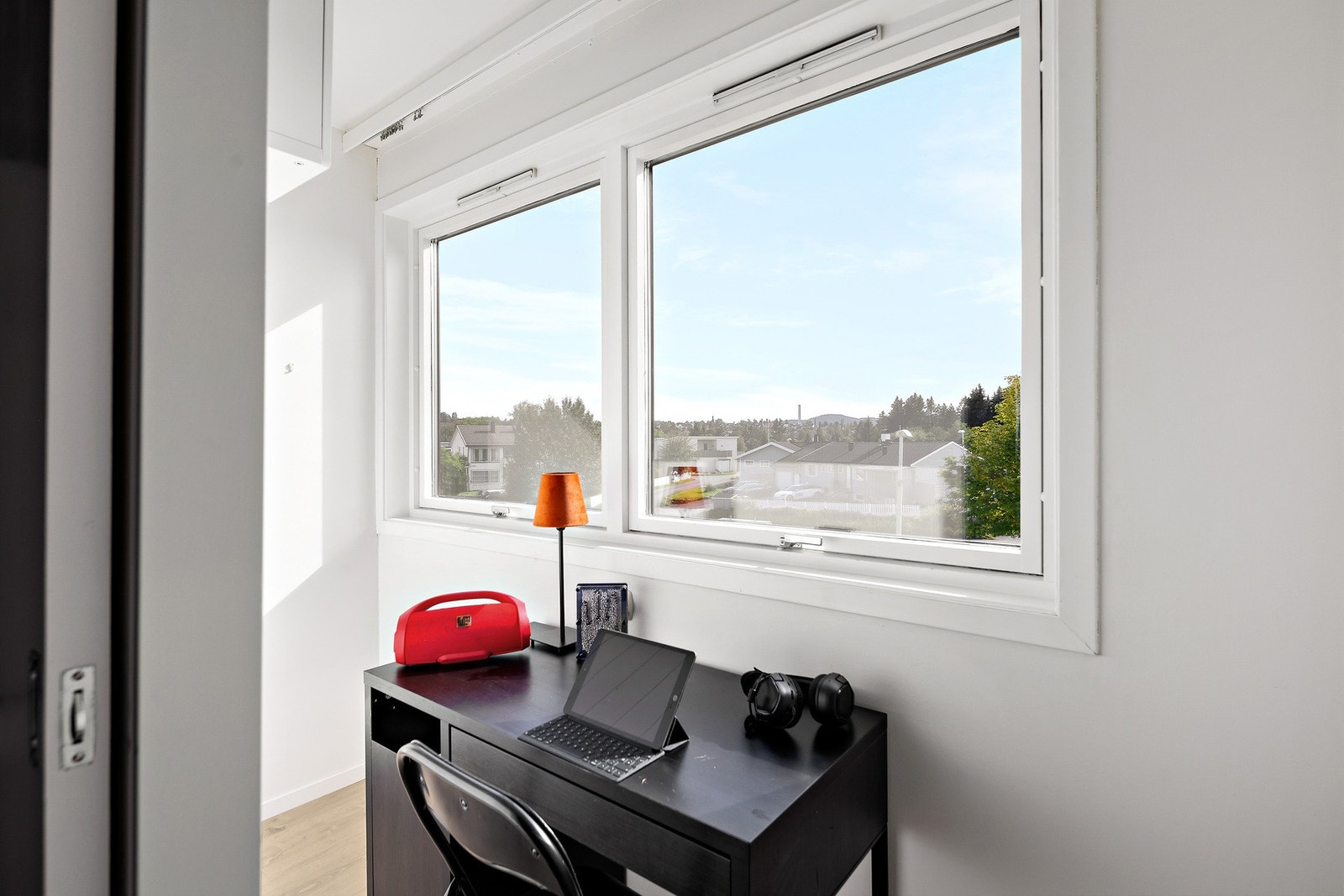 2,5 kvm kontor / sovealkove med store vinduer. Her inne er bredden på ca 1m som gir plass til en 90cm gjesteseng ved behov. Galleribilde