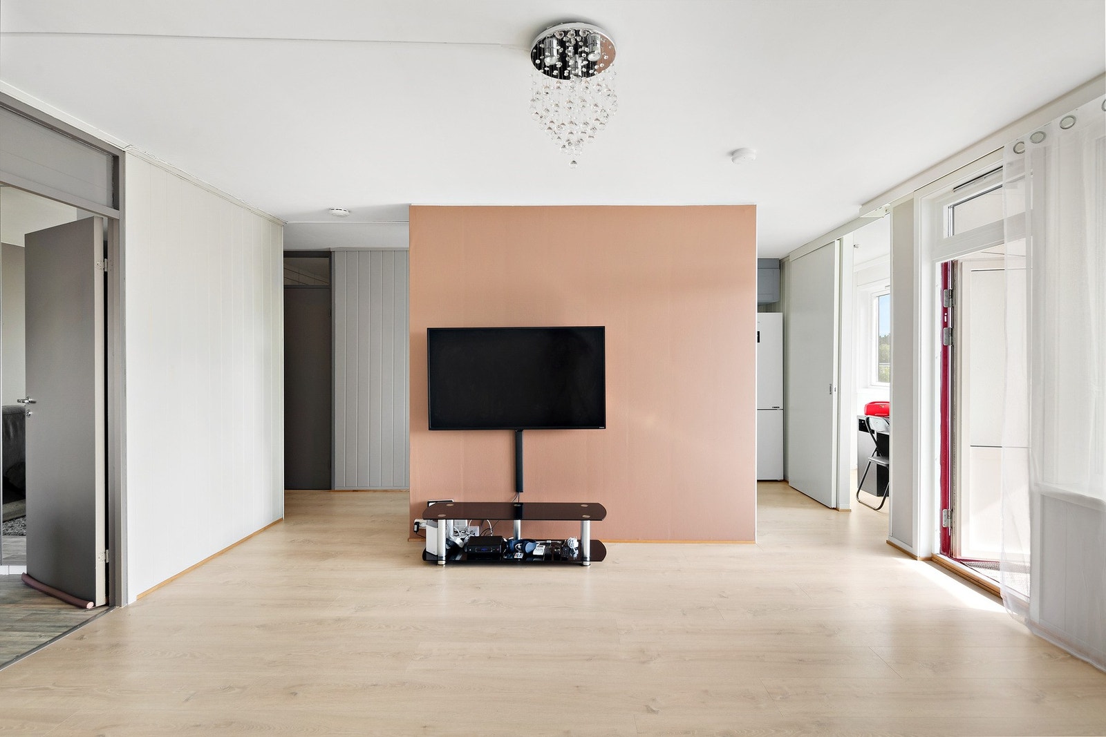 Leiligheten holder en moderne standard. Her er det lagt nytt laminatsgulv i 2021 gjennom stue, kjøkken og gang. Galleribilde