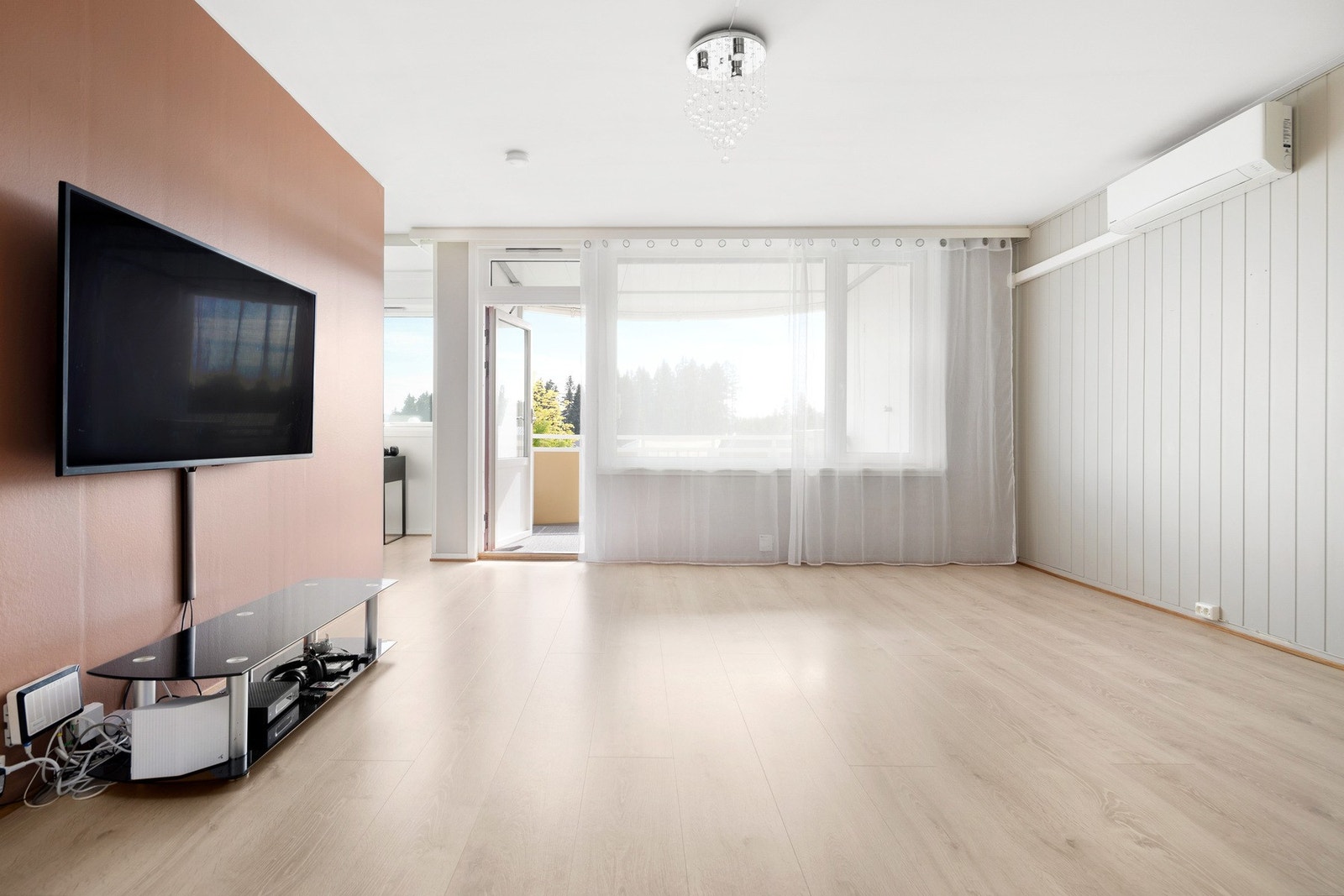 På varme sommerdager er det fint at leiligheten er utstyrt med en varmepumpe (2019) som kan kjøle ned og på kalde vinterdager varme opp. Galleribilde