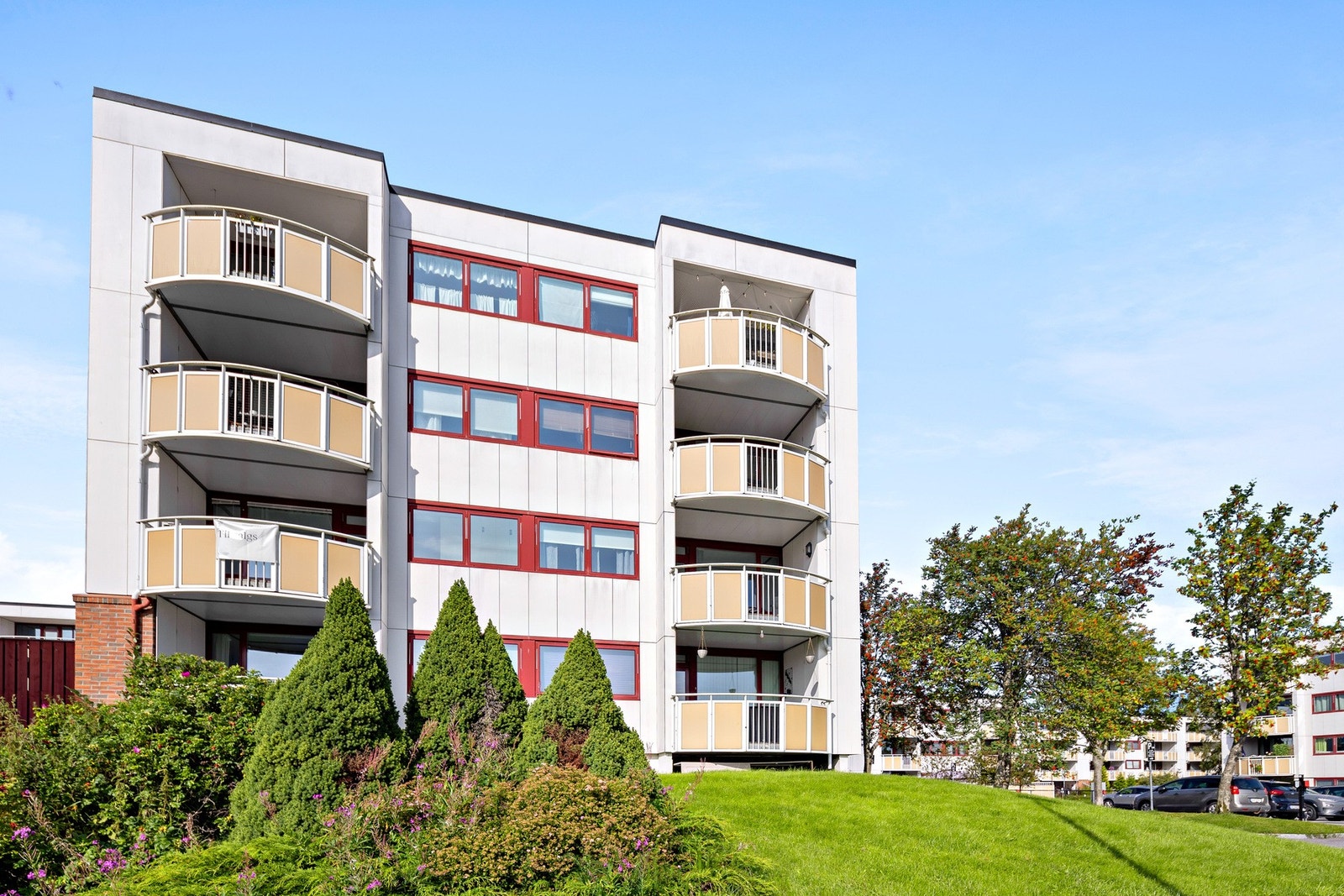 Leiligheten finner du i 2.etasje. Utenfor er det oppstillingsplass for bil og mulighet for elbil lader. Det kan også søkes om garasjeplass. Galleribilde