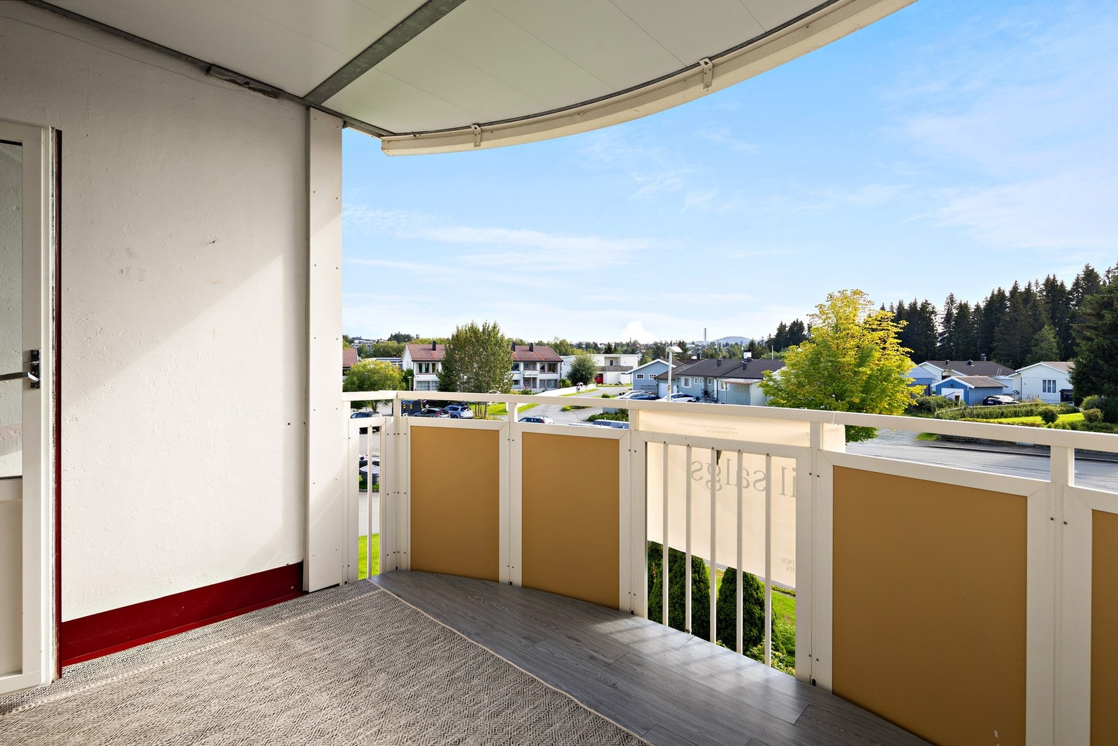 Ut gjennom stuen kommer du til en sørvendt balkong med gode sol og utsiktsforhold. Galleribilde