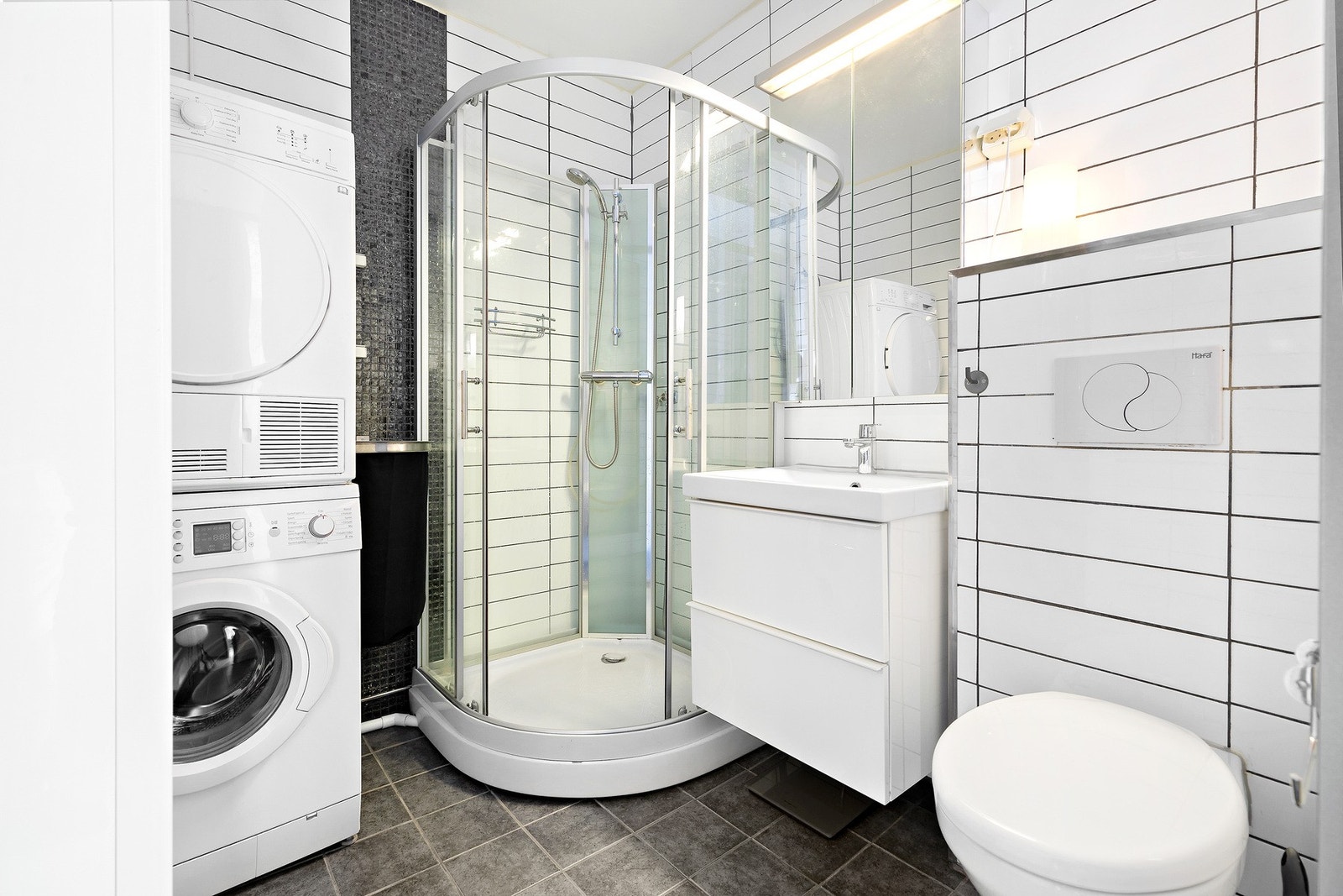 Pent flislagt bad fra 2014 med opplegg til vaskemaskin, godt med fall på gulv, varmekabler og vegghengt toalett. Galleribilde