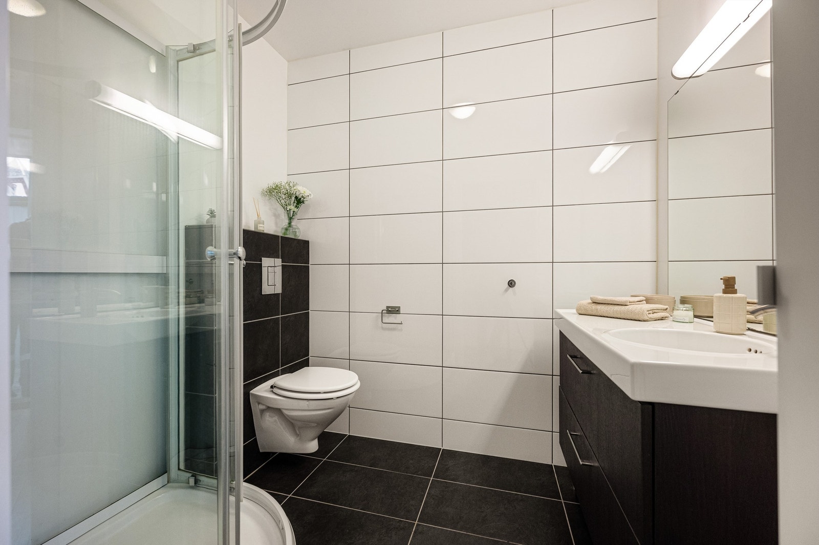Badet er pusset opp i 2012 og har fliser på gulv og vegger Galleribilde