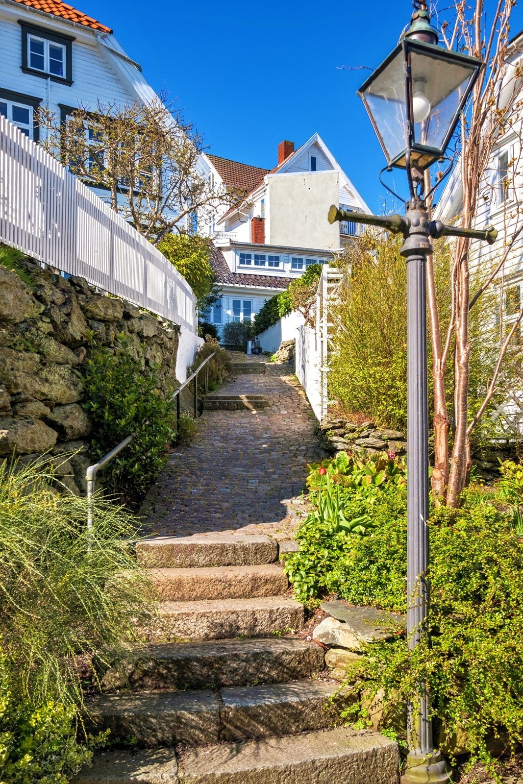 Fra boligen er det kort vei ned til Stavanger sentrum. Her fra kan en spasere ned til sentrum gjennom Gamle Stavanger på få minutt Galleribilde