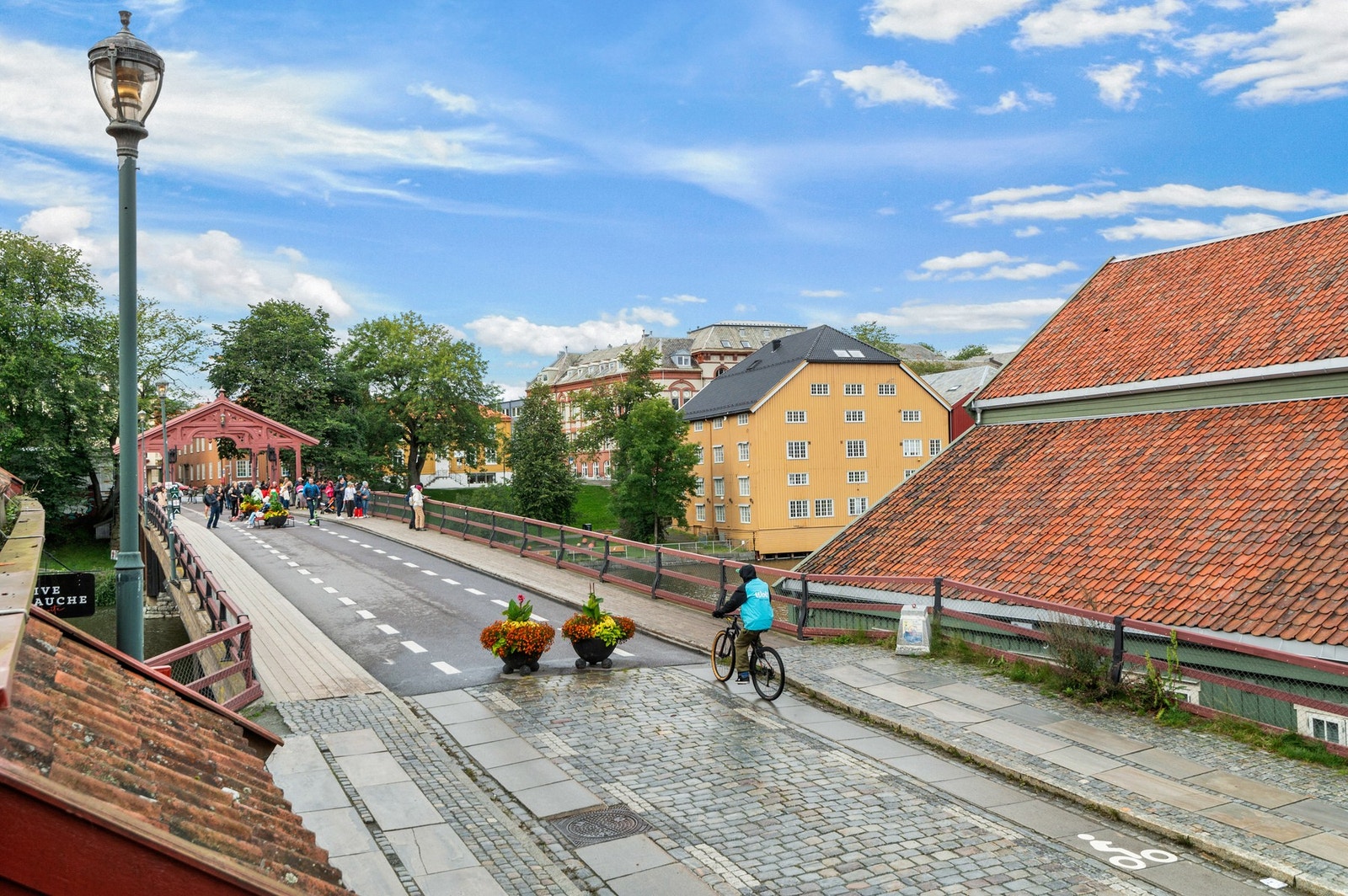 Leiligheten ligger strålende til, rett ved Gamle Bybro, og ser mot "Lykkens Portal". Galleribilde