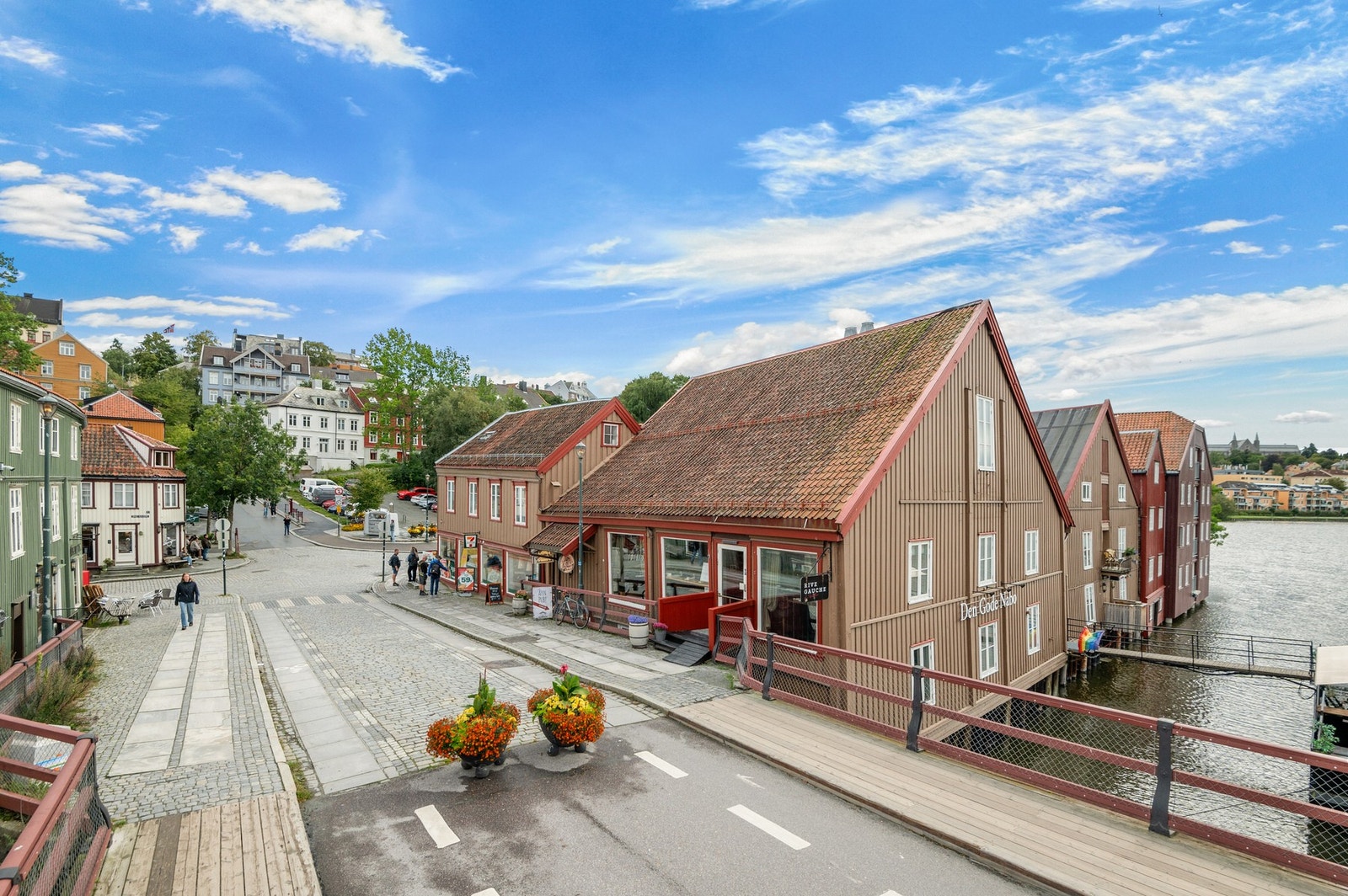I 1. etasje ligger 7-Eleven, og Sabrura Sushi, i underetasjen ligger puben Den gode nabo. Galleribilde