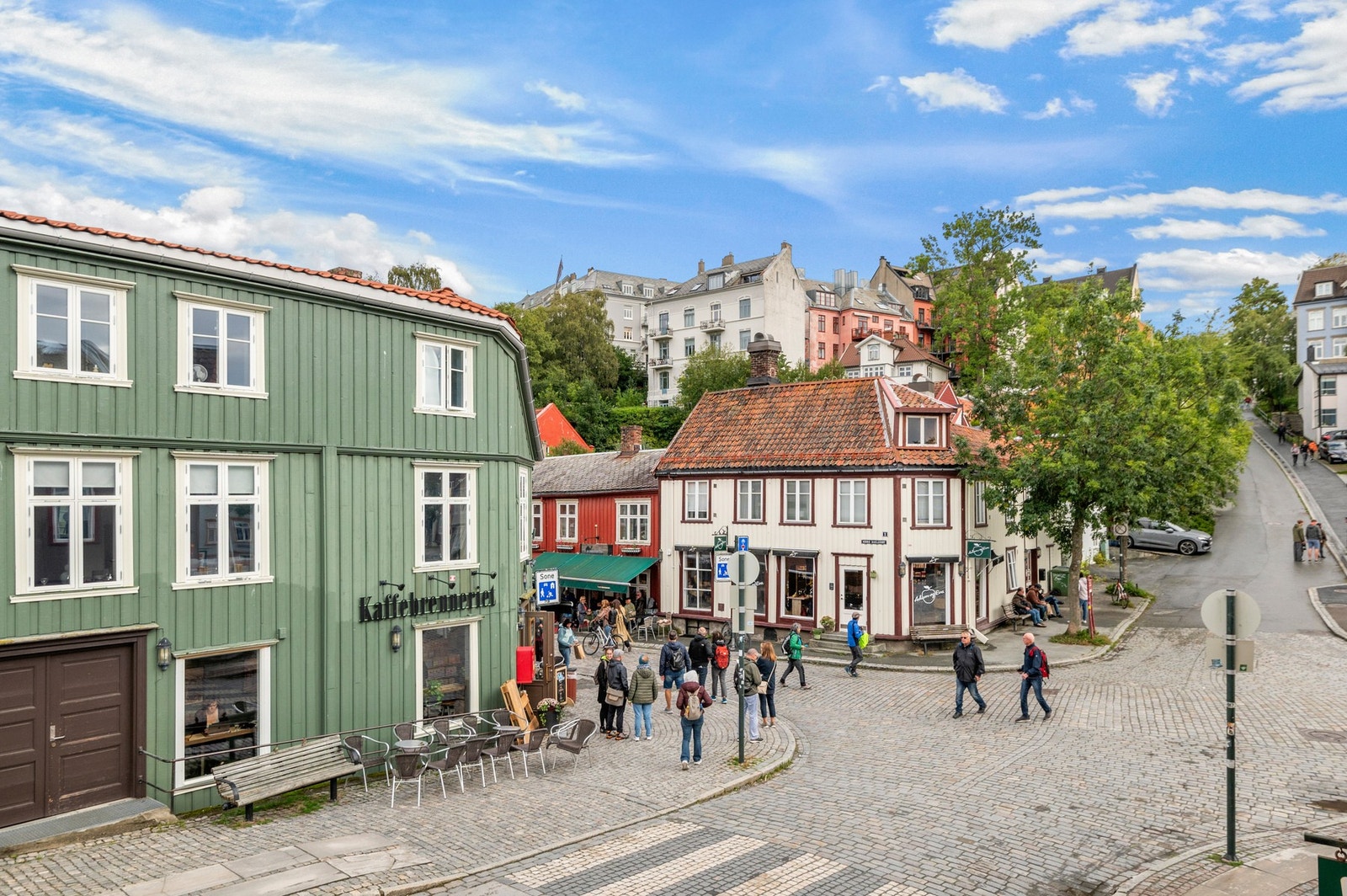 Leiligheten ligger rett ved Gamle Bybro, og "hjertet" av Bakklandet. Brubakken tar deg opp til Pappenheim og videre til Kristiansten festning, gjerne ved hjelp av den karakteristiske sykkelheisen Trampe. Galleribilde