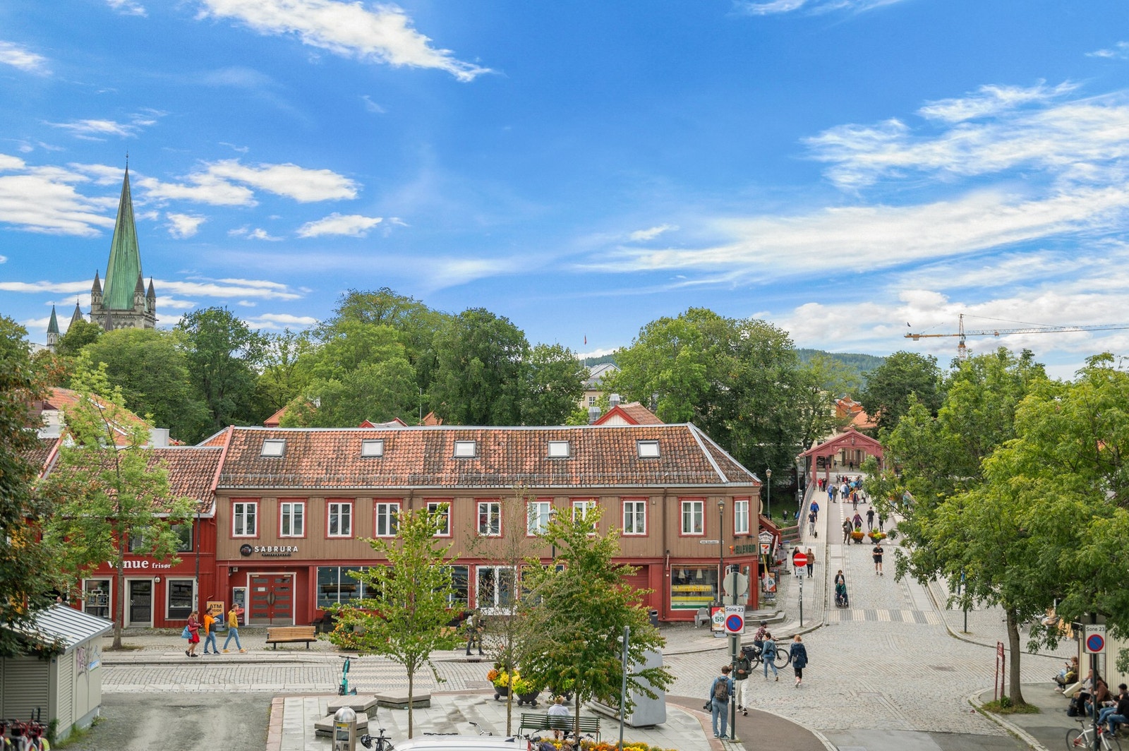 Fra leiligheten har du umiddelbar tilgang til sentrum av byen, flotte turstier langs "hjertepromenaden" langs Nidelva, friluftsområdet Marinen og masse annet som nærområdet tilbyr. Galleribilde