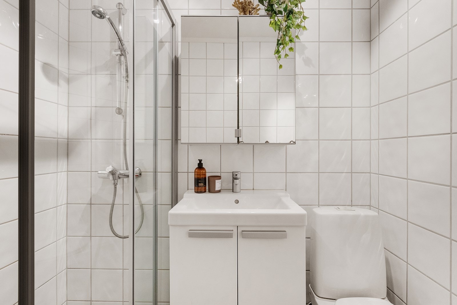 Badet er pent flislagt med hvite fliser på vegg og brune fliser på gulv med varmekabler. Galleribilde