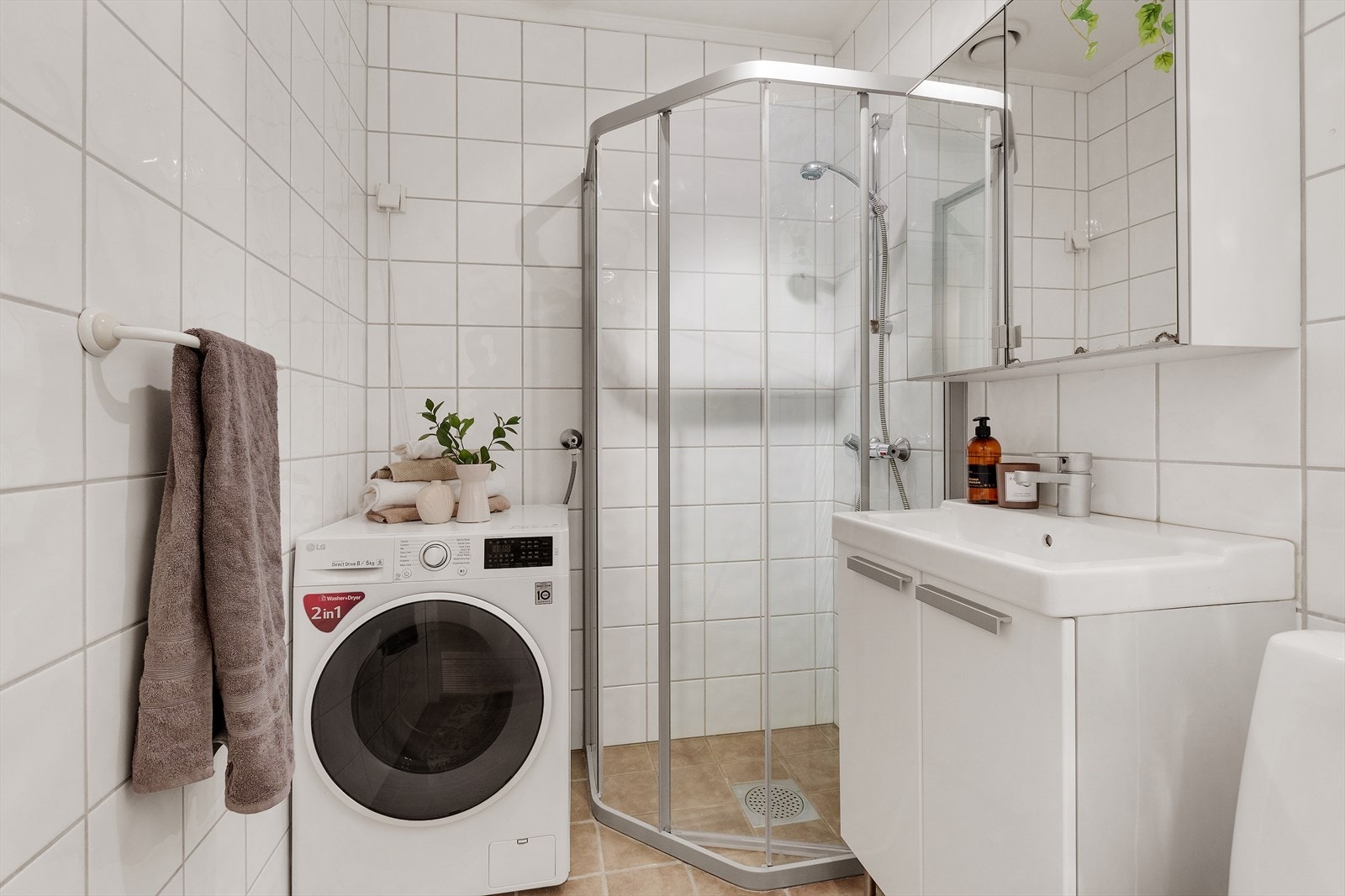 Her er det god plass til både trommel og vaskemaskin. Galleribilde