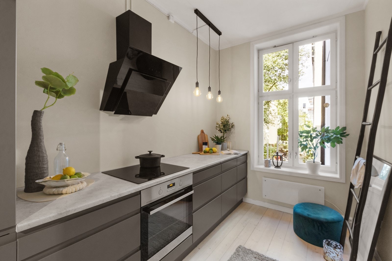 Stilren og tidsriktig kjøkkeninnredning som gjenspeiler leilighetens gjennomførte stil. Galleribilde