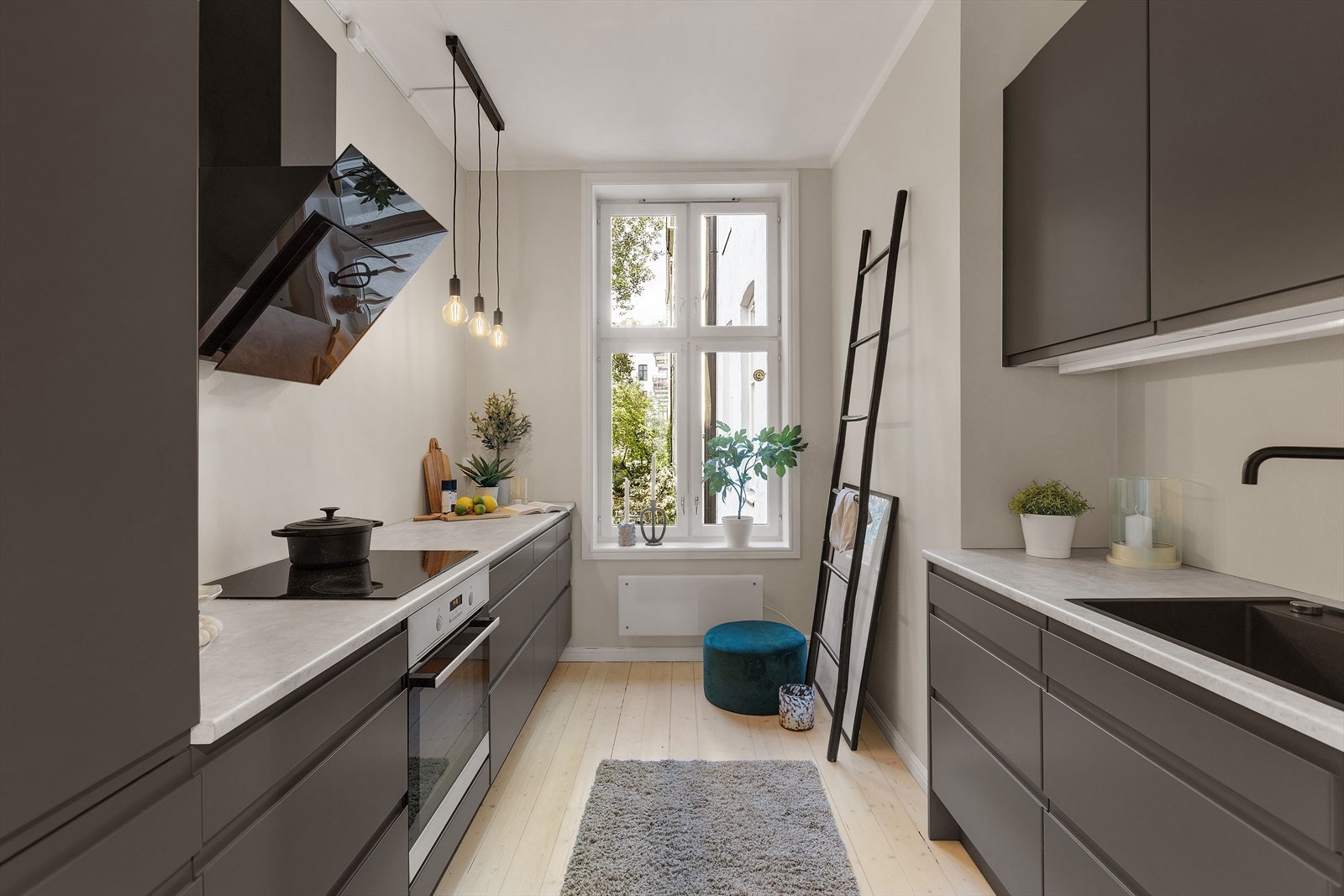 Her er det rikelig med skap- og benkplass som gir en god arbeidssone. Galleribilde