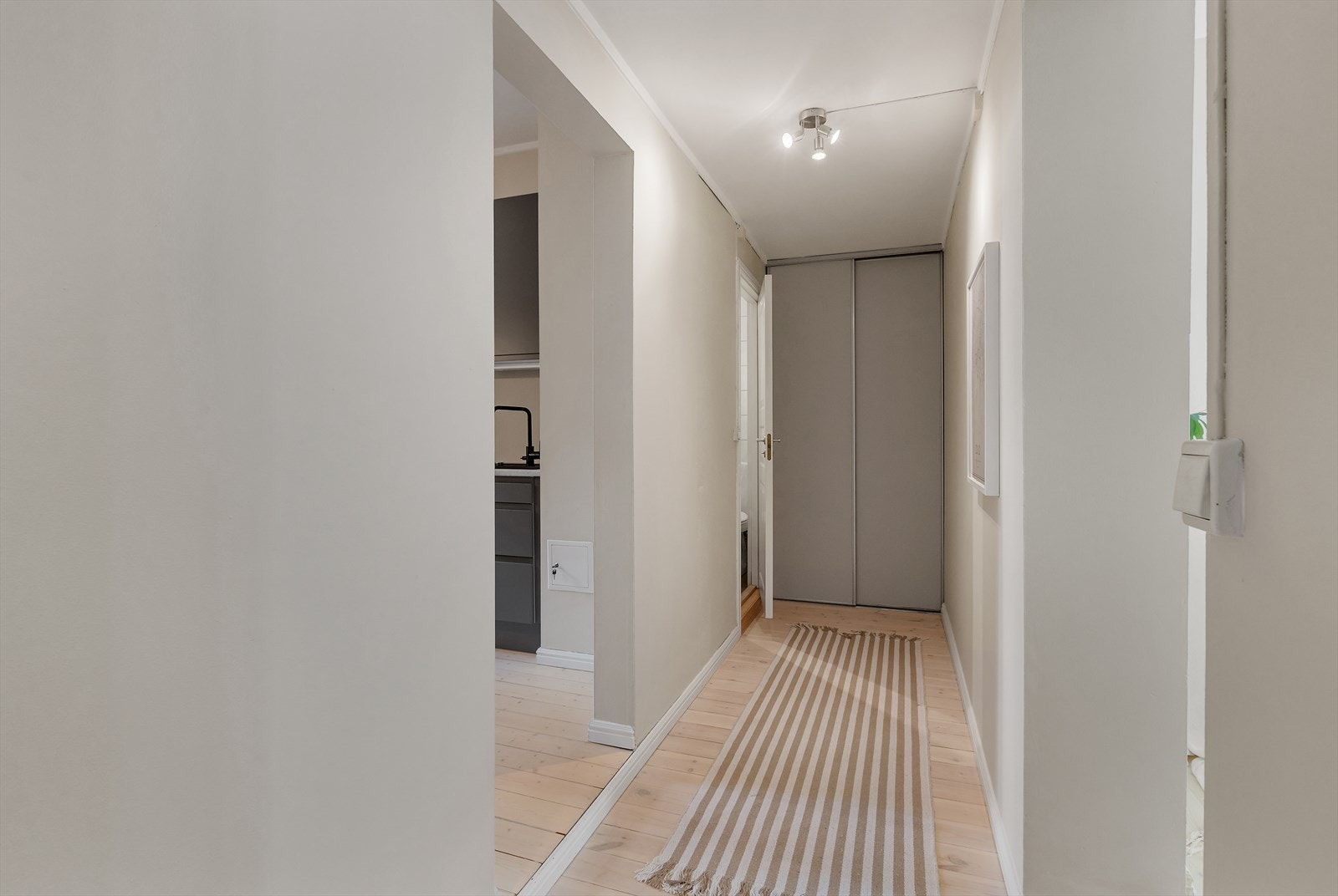 I gangen er det god plass til oppbevaring. Galleribilde