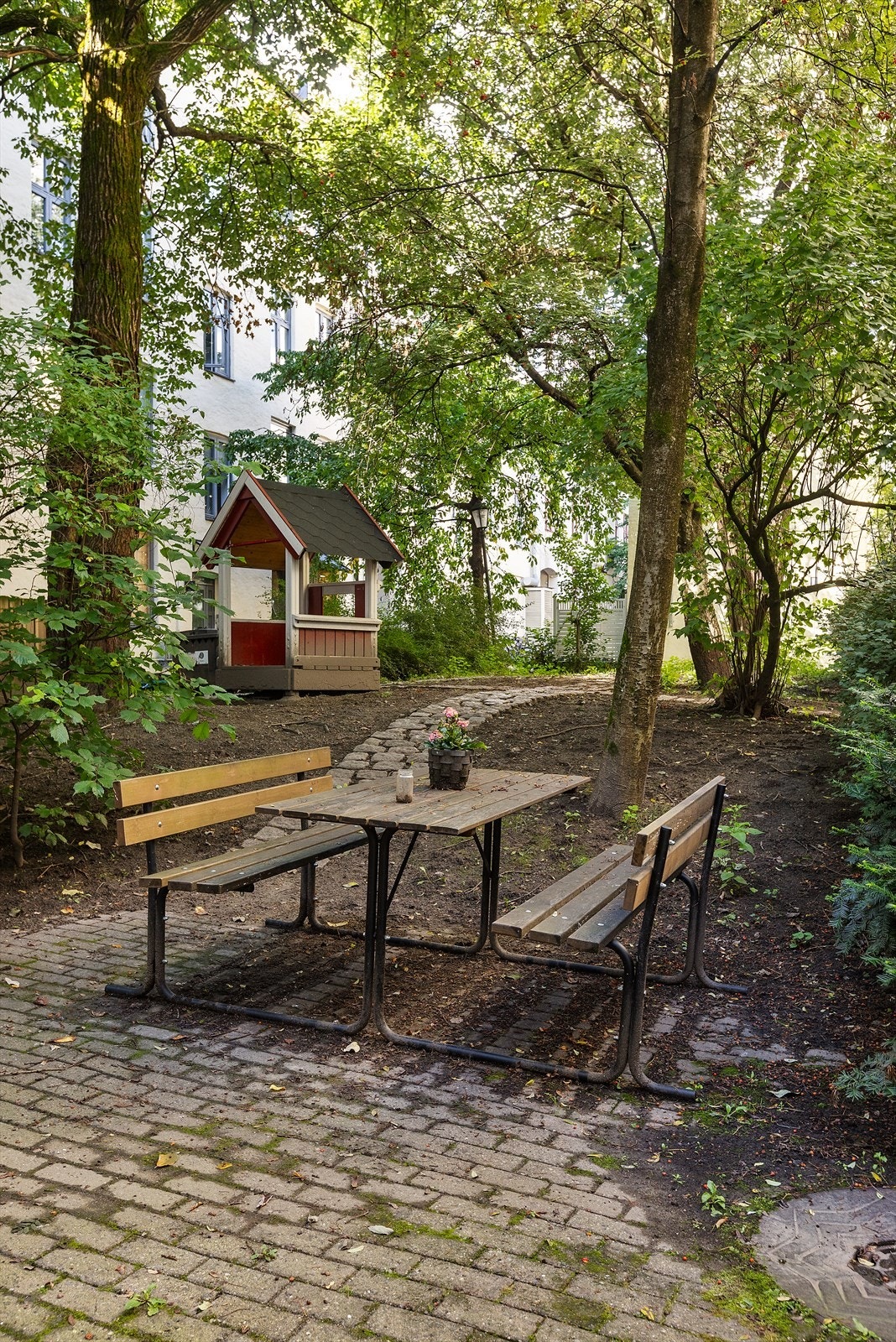 Leiligheten har en rolig bakgård. Galleribilde