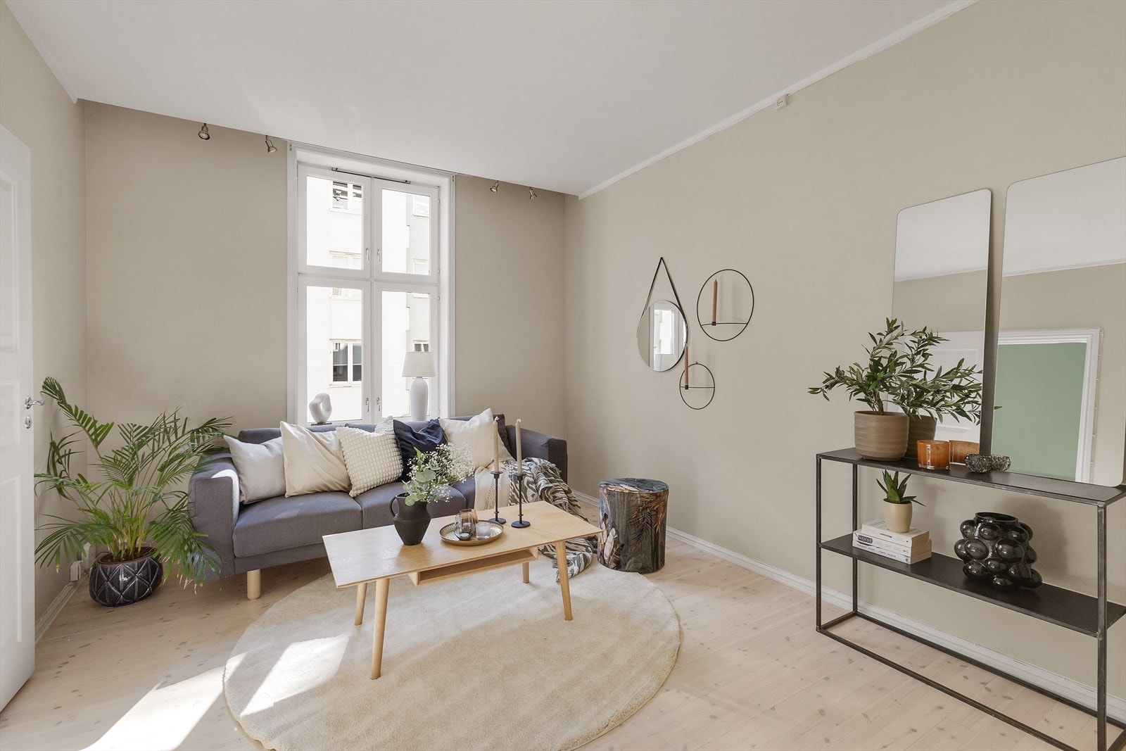 Leiligheten har en lys, innbydende og luftig stue. Galleribilde