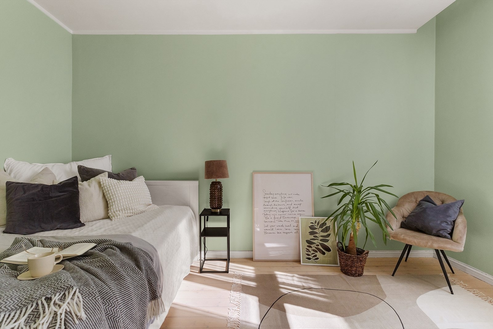 Leiligheten har en pent og innbydende soverom. Galleribilde