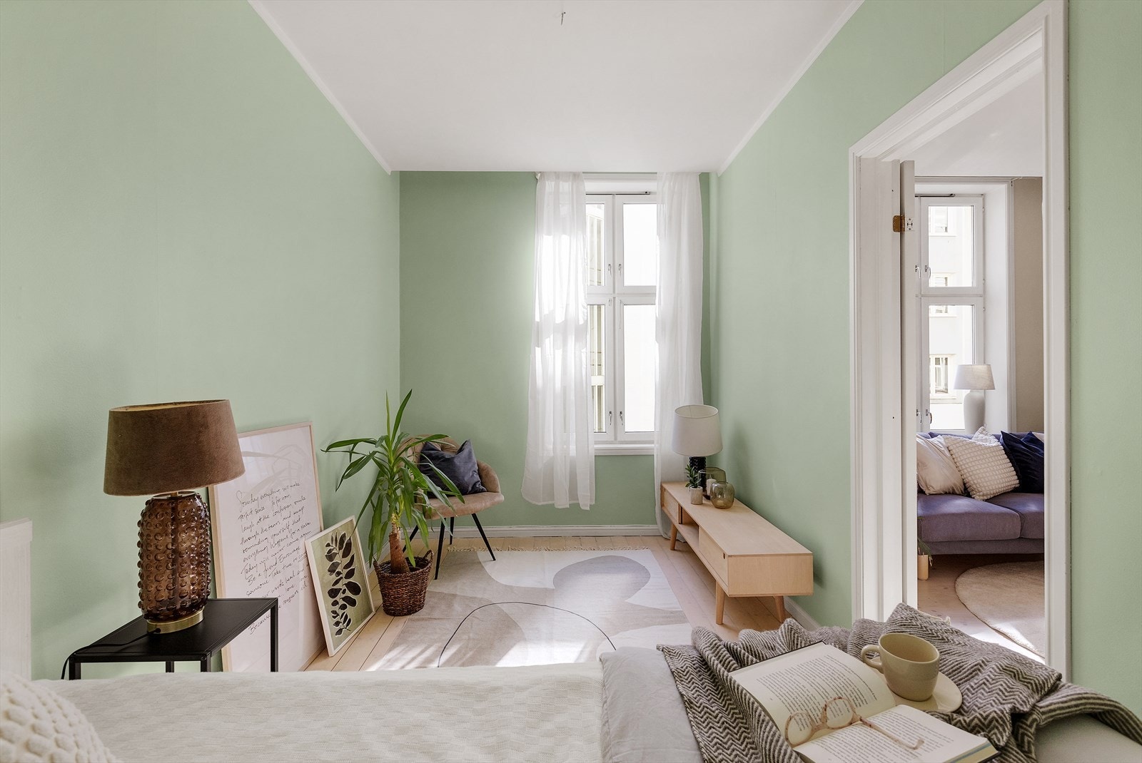 På soverommet er det god plass til garderobe og stor seng. Galleribilde