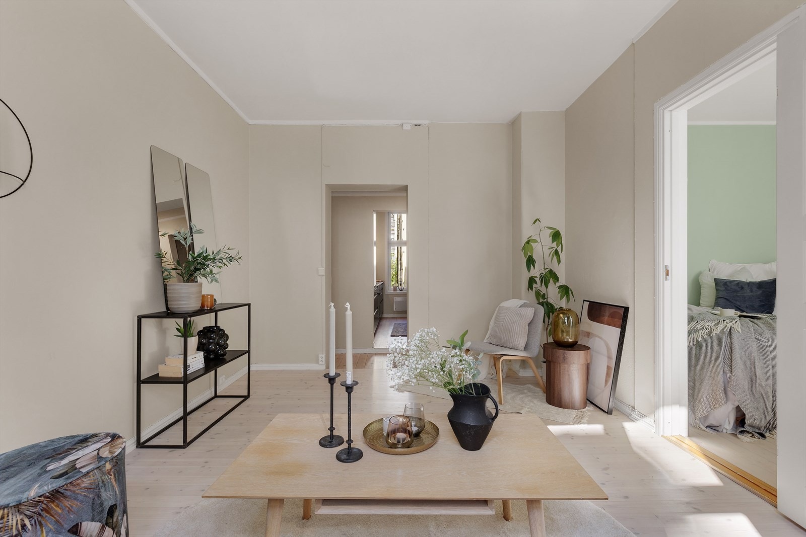 Stuen har god plass til sofagruppe og spisebord. Galleribilde