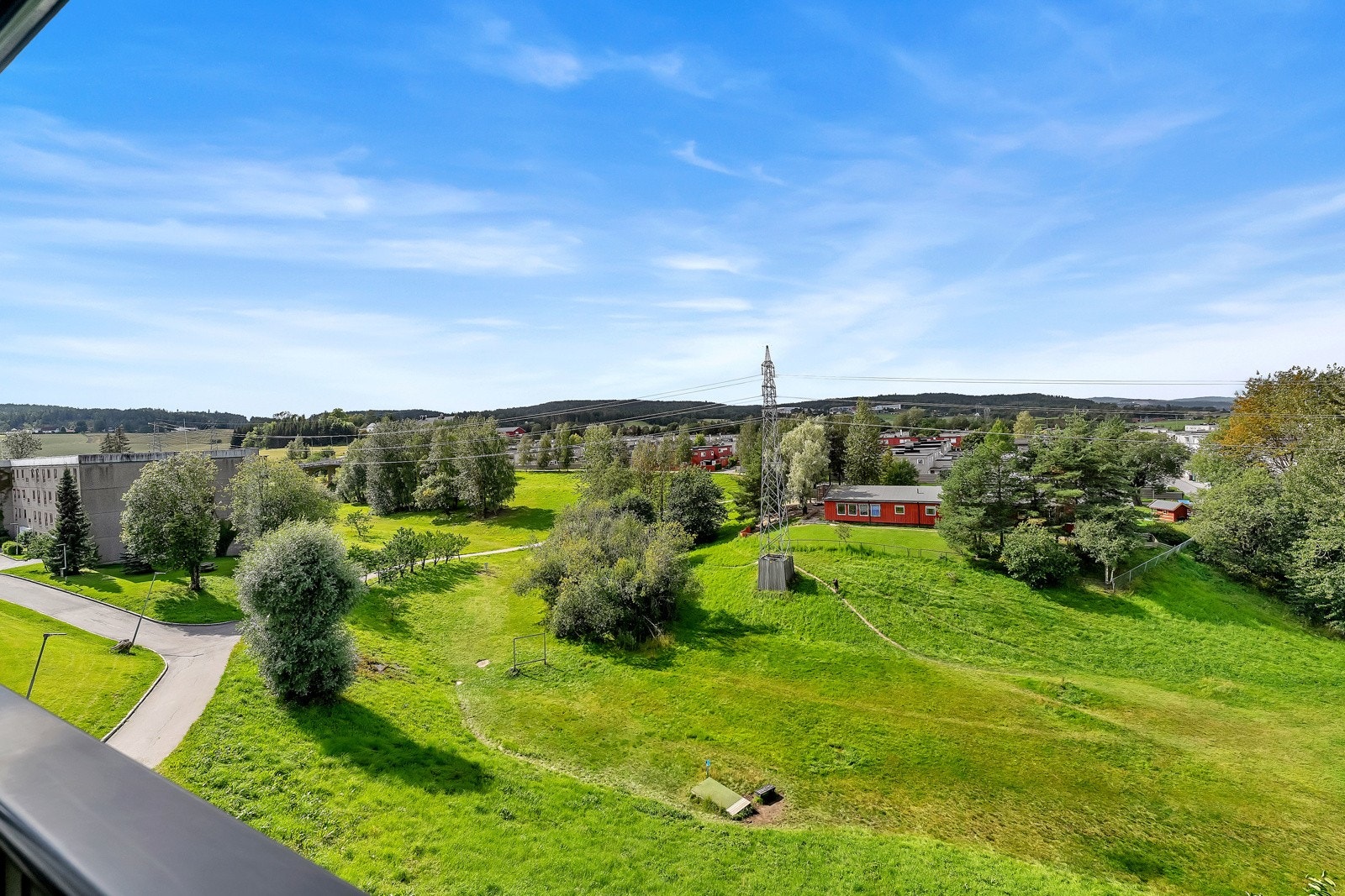 Balkongen vender ut mot flotte grøntarealer. Galleribilde