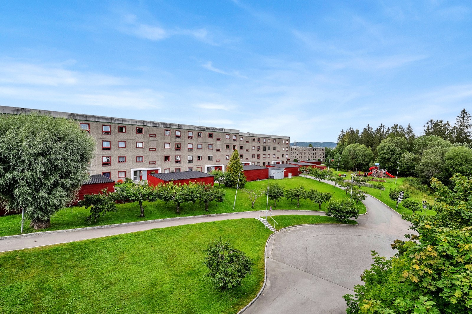 Borettslaget har pent opparbeide utearealer med sittebenker for sosialt samvær, lekeplasser osv. Galleribilde