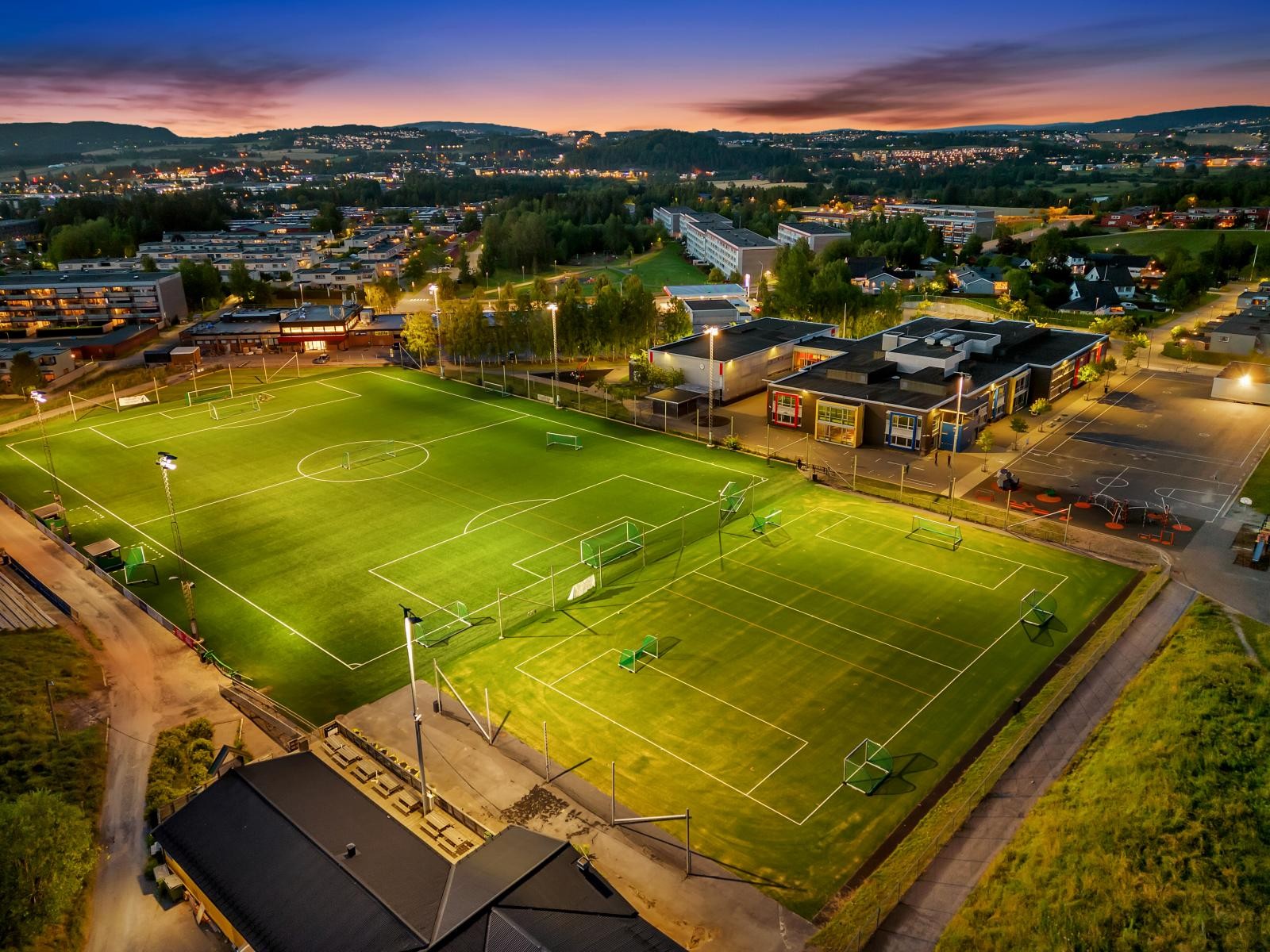 Skjetten stadion og Gjellerås barneskole ligger i gangavstand fra leiligheten. Galleribilde