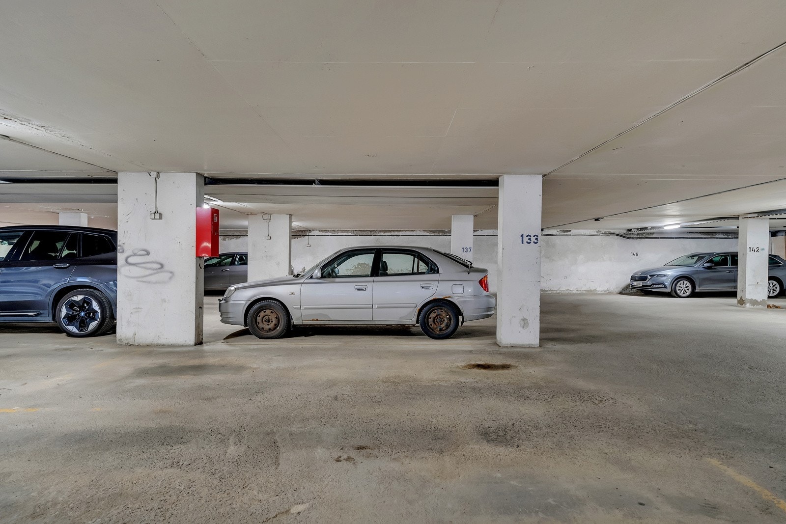 Til leiligheten følger det med en garasjeplass i et felles garasjeanlegg. Galleribilde