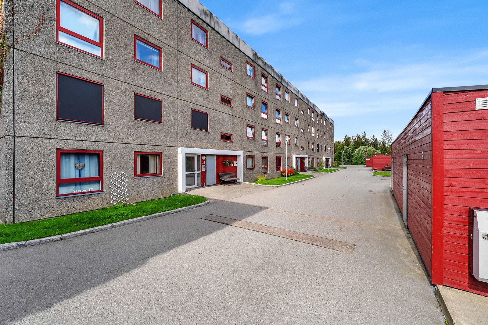 Fasade. Leiligheten disponerer en utvendig bod, en kjellerbod og et bodskap i kjelleren. Galleribilde