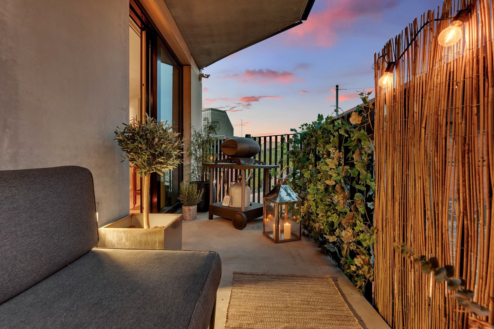 Dette er en gjennomgående 3-roms med solrik balkong og svært sentral beliggenhet. Galleribilde