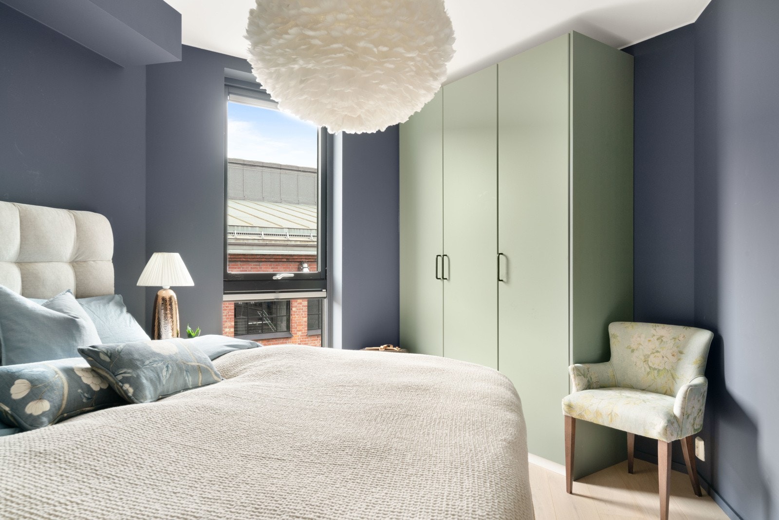 Praktisk garderobeskap medfølger salget. Galleribilde