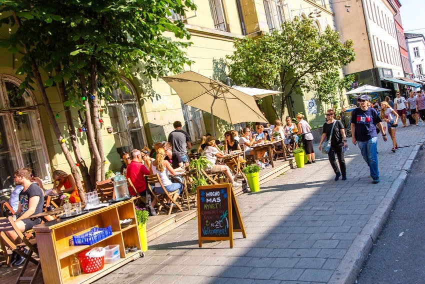På grünerløkka er det yrende folkeliv med et bredt utvalg restauranter og kafeer Galleribilde