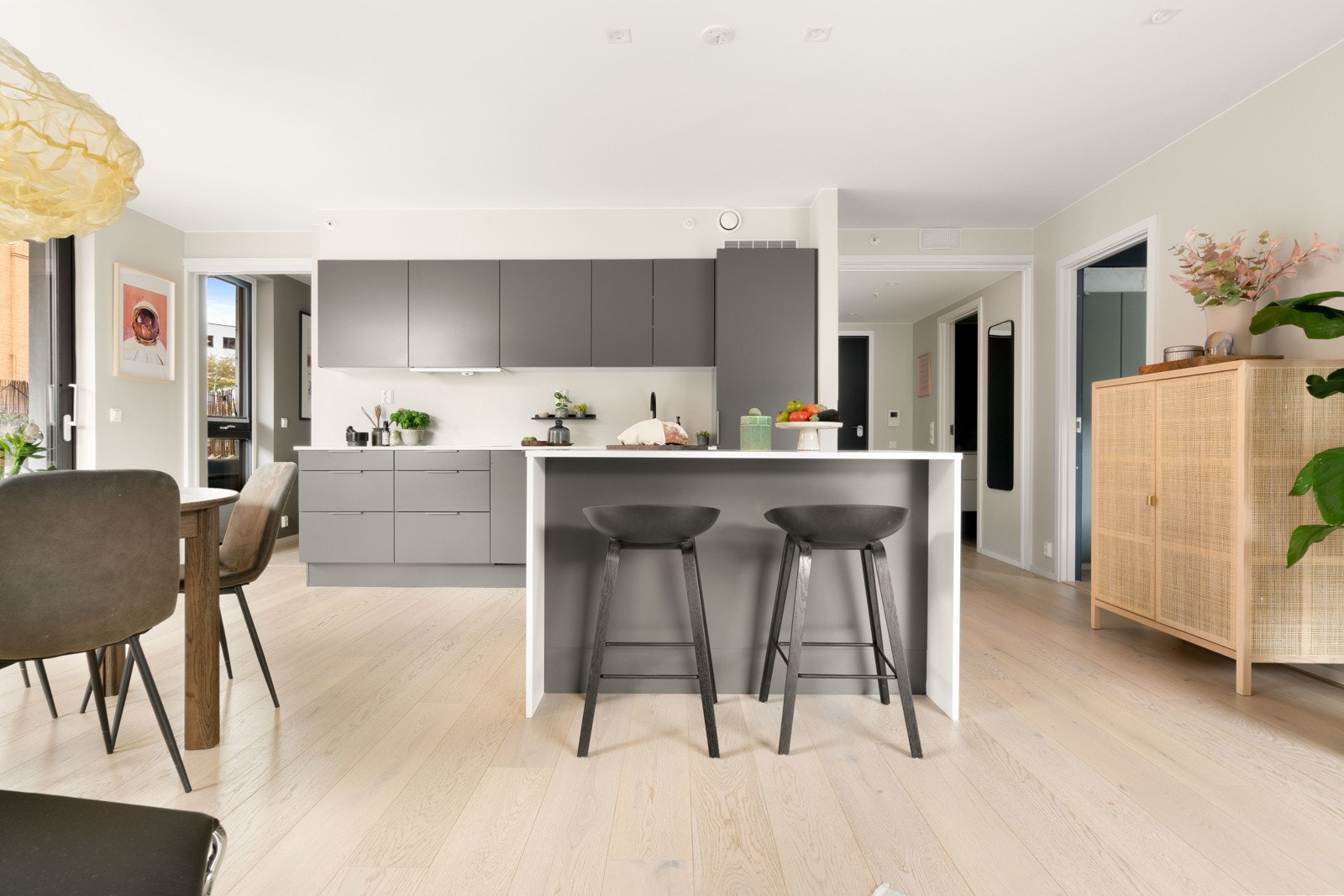 Induksjonstopp, stekeovn, oppvaskmaskin og kjøl/frys er integrert i innredningen. Hvitevarerene er fra Miele. Galleribilde