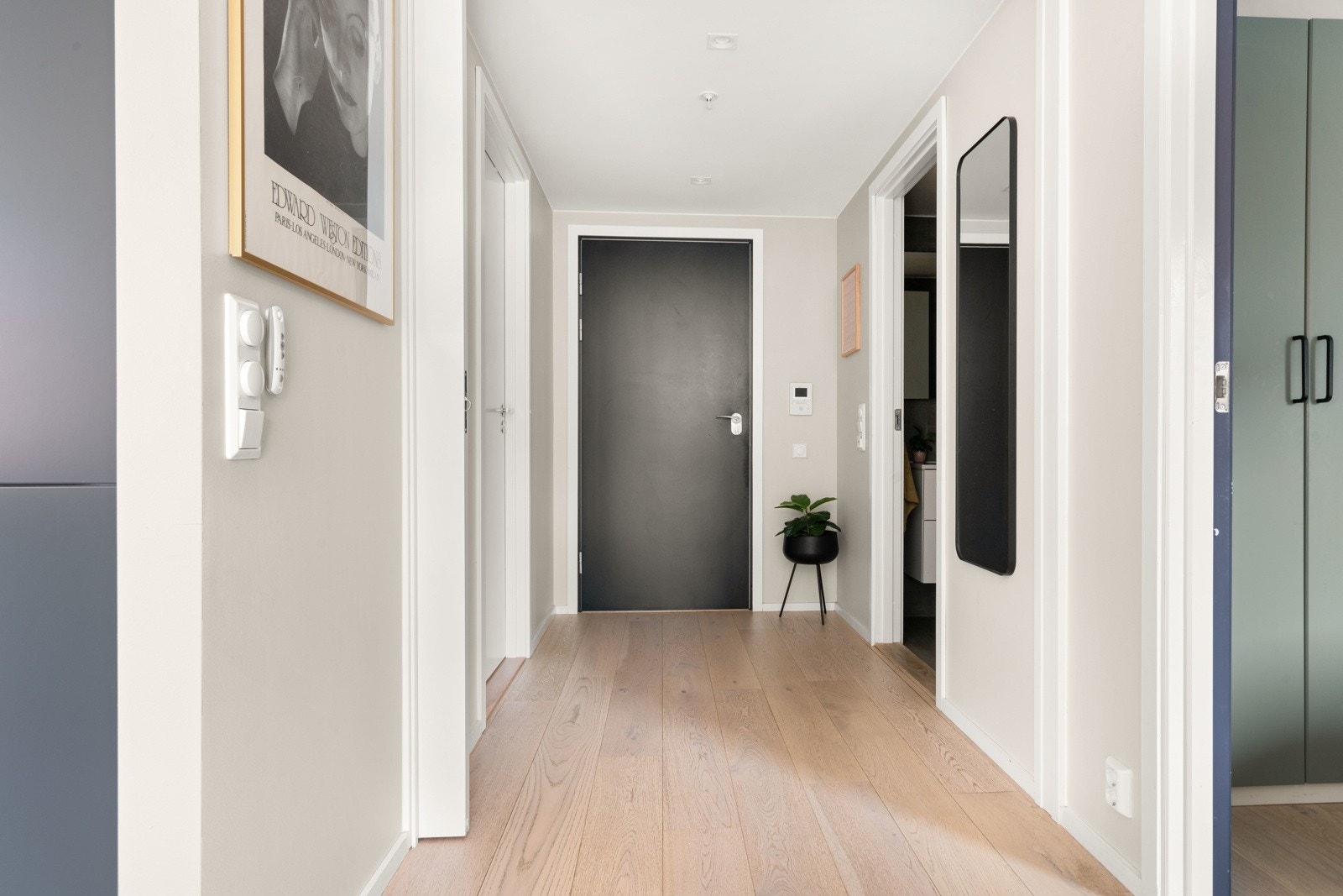 Velkommen inn! Inngangspartiet har god plass til å sette fra seg yttertøy og sko. Galleribilde