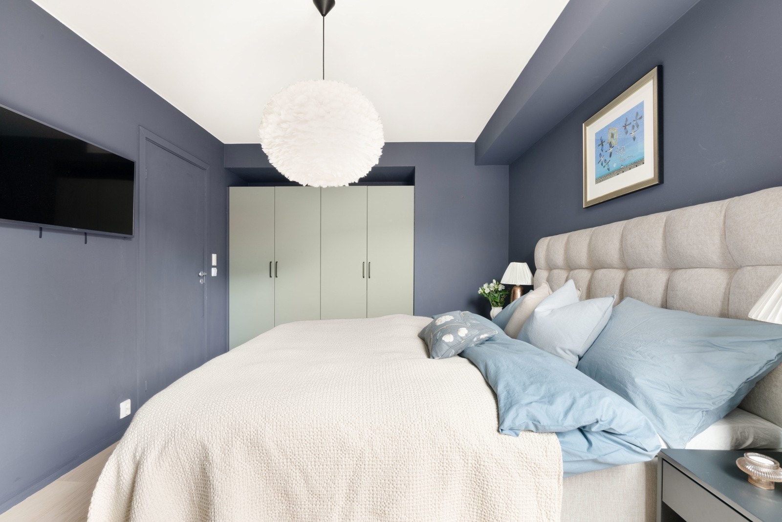 Lekkert hovedsoverom med god plass til både dobbeltseng og tilhørende møblement. Galleribilde