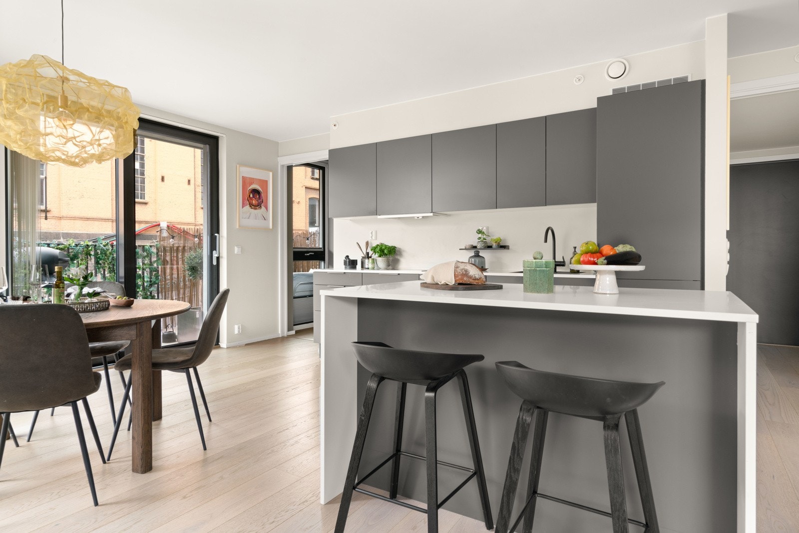 Kjøkkenet ligger i en sosial og åpen løsning med stuen. Galleribilde