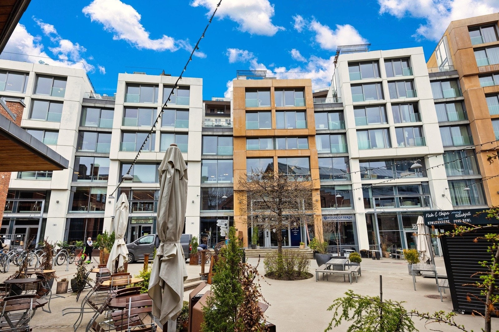 I tillegg har man treningssenter og Kolsås klatreklubbs klatrevegg, hoteller, REMA1000 og flere nærsenter-tilbud i Nordre kvartal. Det er derfor Vulkan kalles "den lille byen i byen". Galleribilde