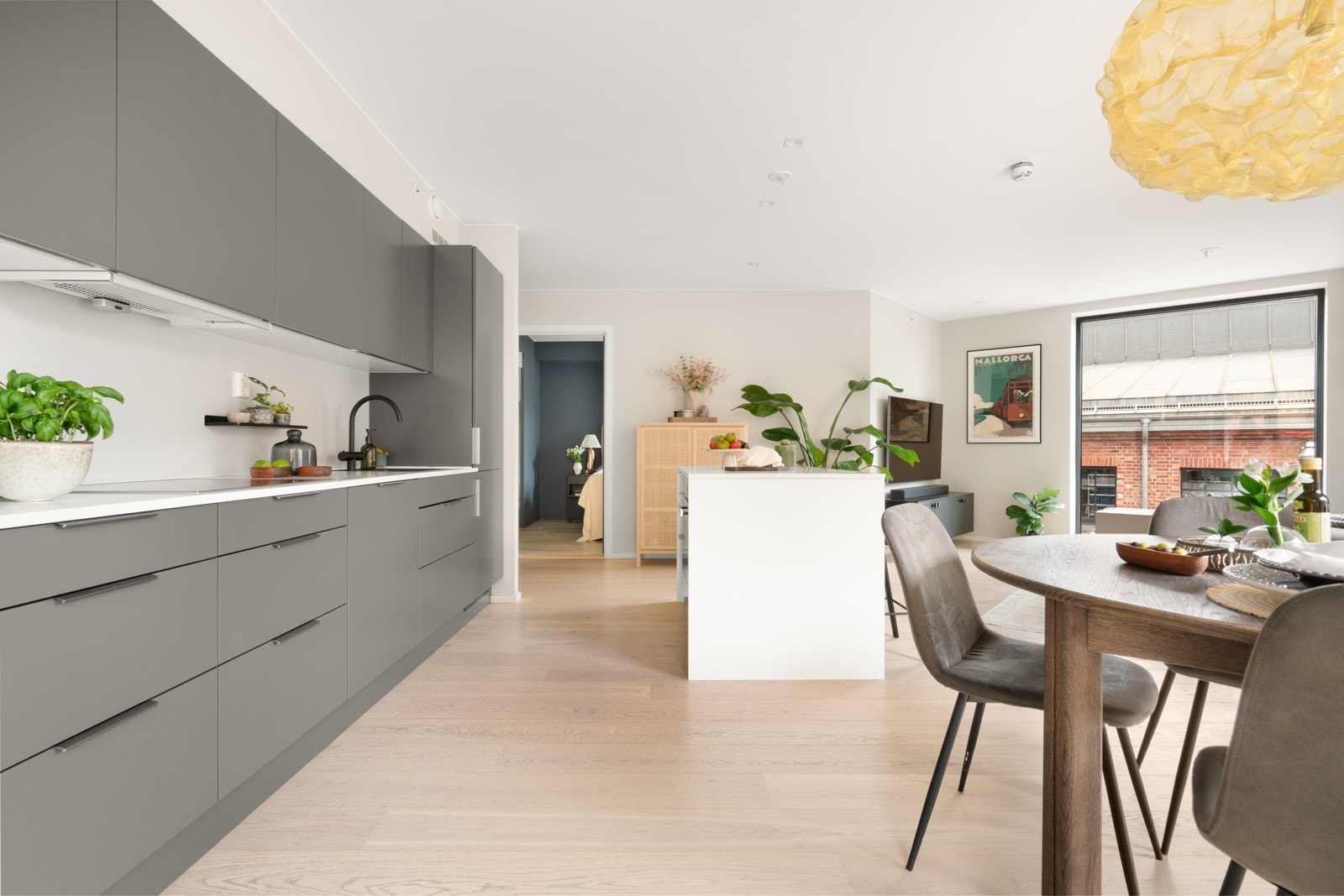 Innredningen har glatte fronter, solid benkeplate i laminat. Det er også belysning under overskap. Galleribilde