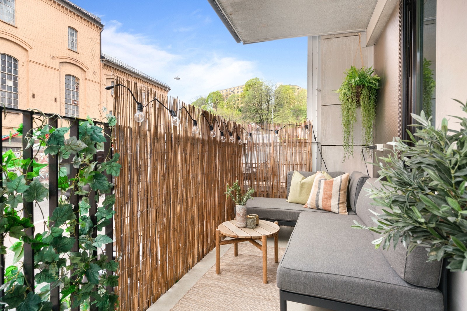 Balkongen rommer fint utemøbler og grill. Galleribilde