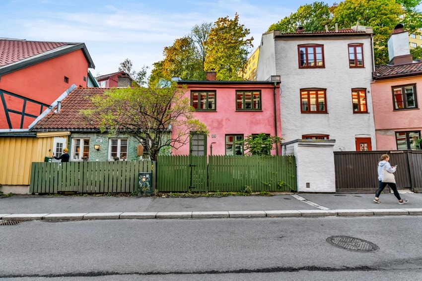 Ikke langtfra leiligheten finner du gammel og historisk trehusbebyggelse Galleribilde