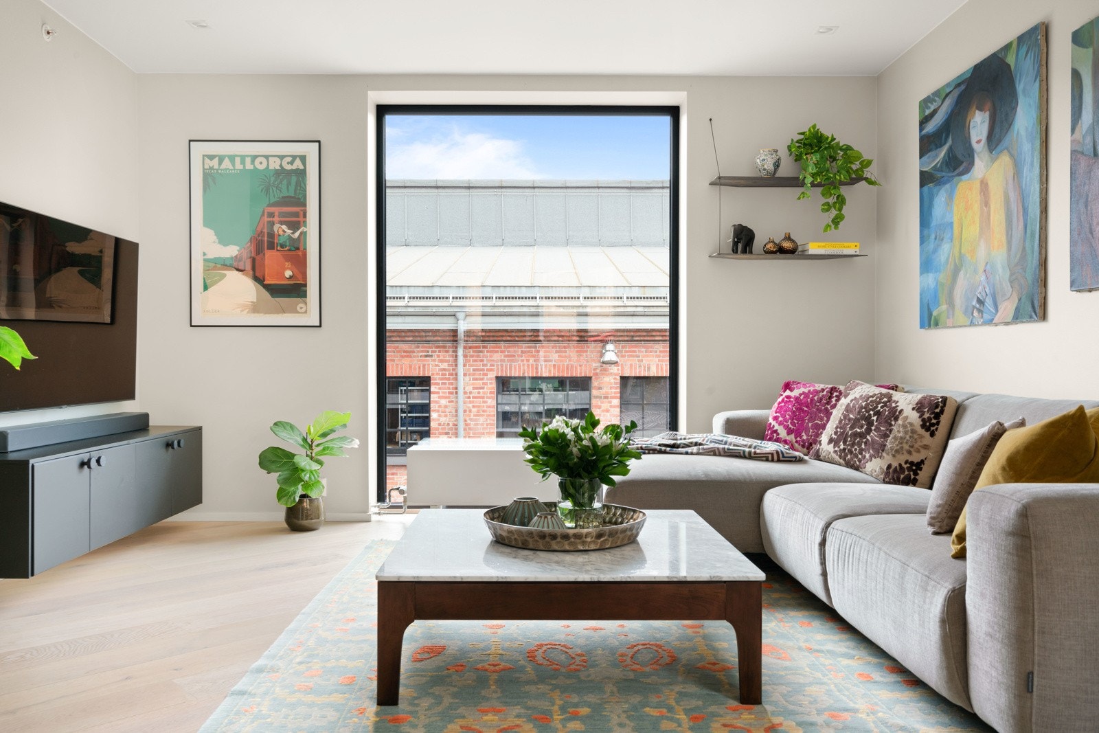 Her får du store vindusflater som slipper inn rikelig med dagslys samt en luftig romfølelse. Galleribilde